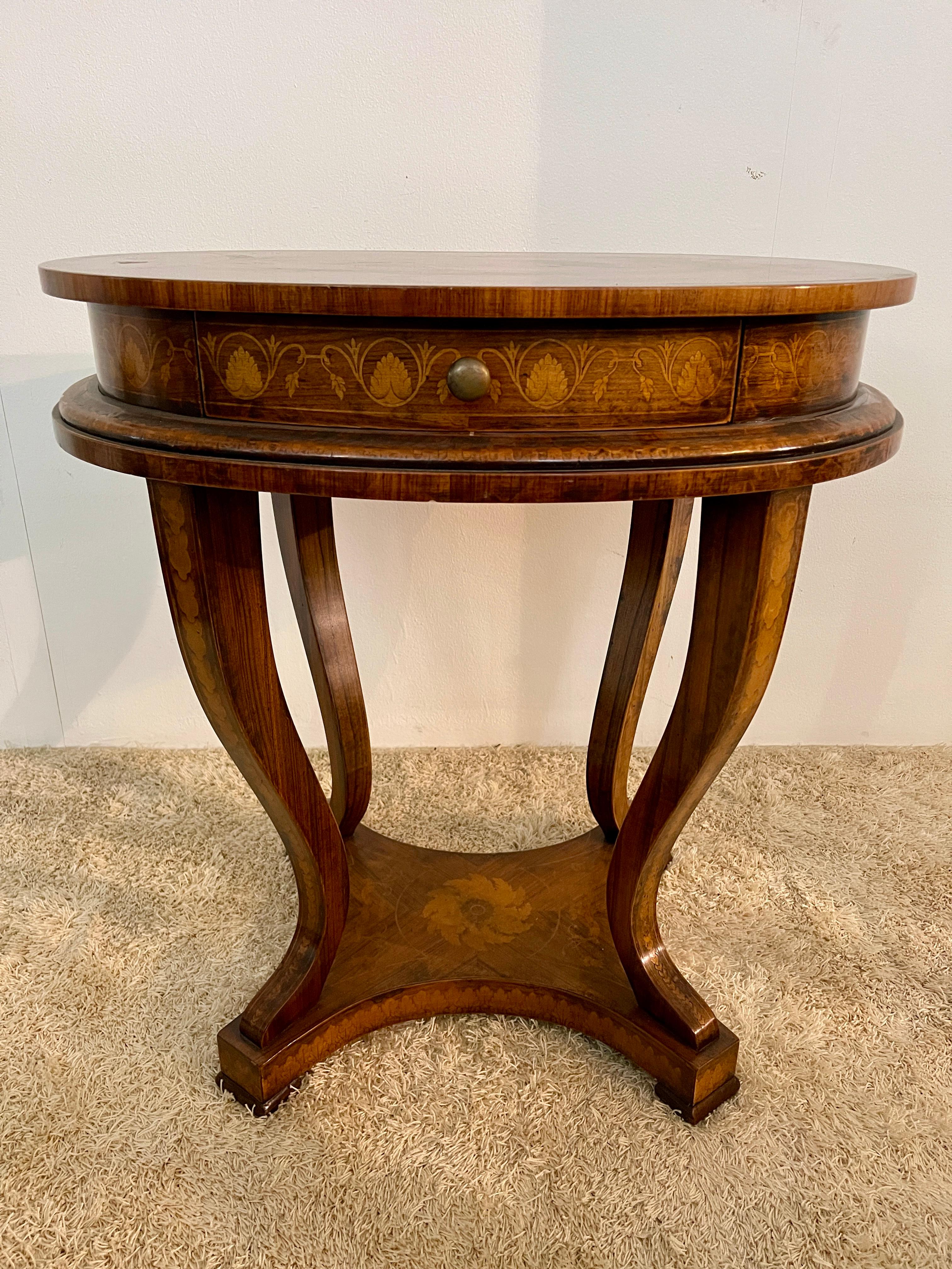 Tavolino da caffe in legno intagliato stile barocco con un casseto anni '30 20th Century en venta