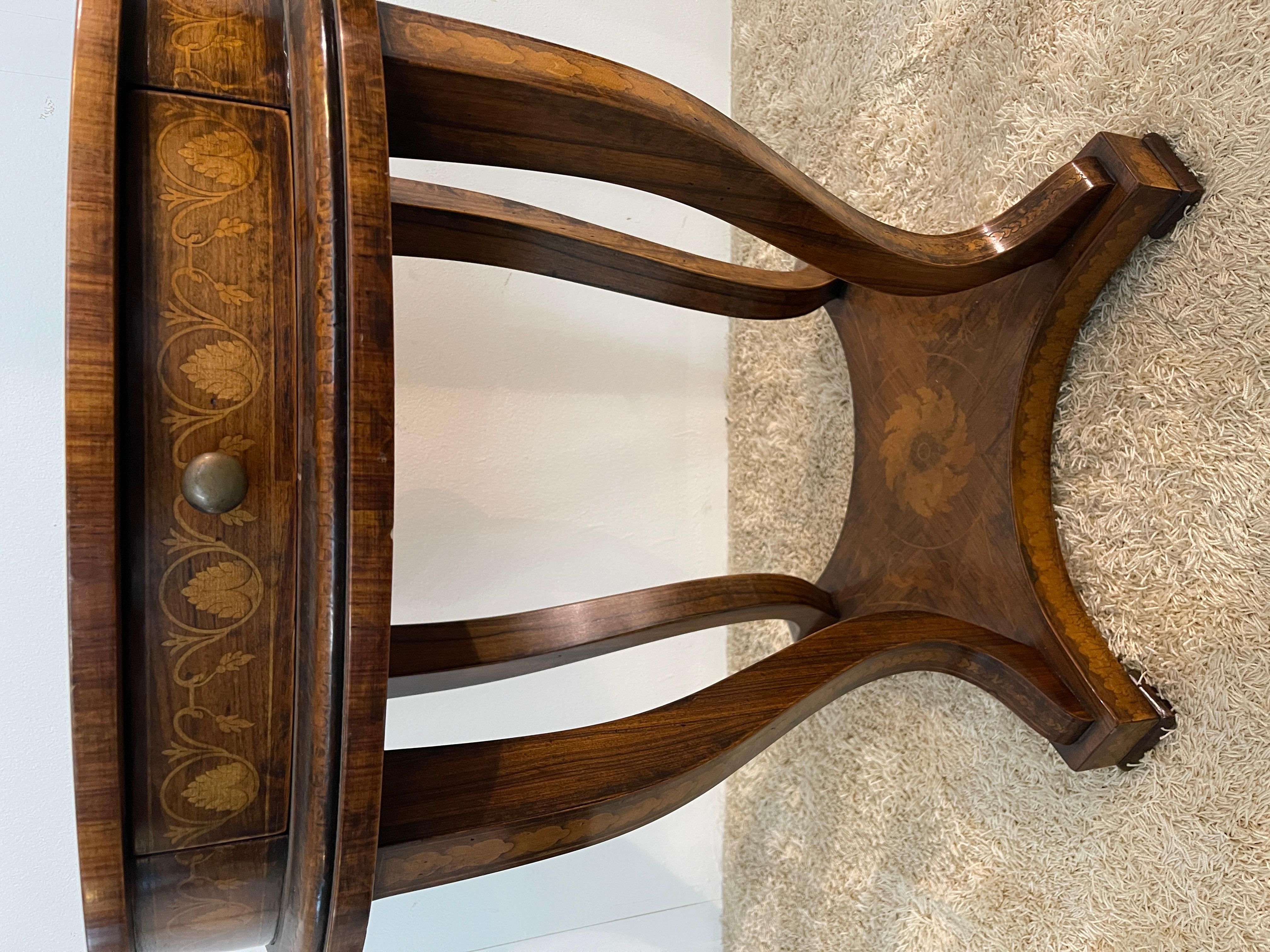 Tavolino da caffe in legno intagliato stile barocco con un casseto anni '30 Madera en venta