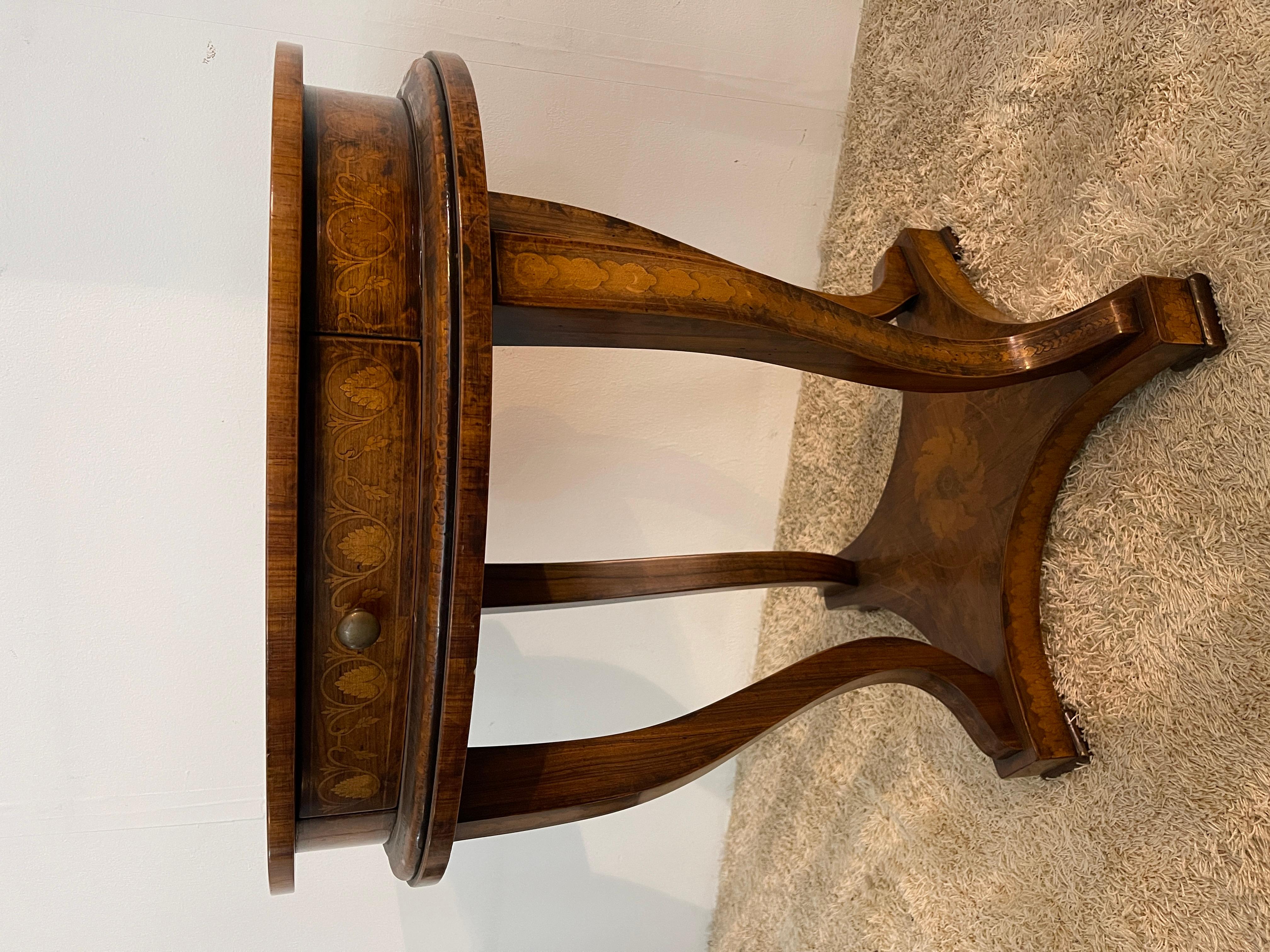 Tavolino da caffe in legno intagliato stile barocco con un casseto anni '30 en venta 1