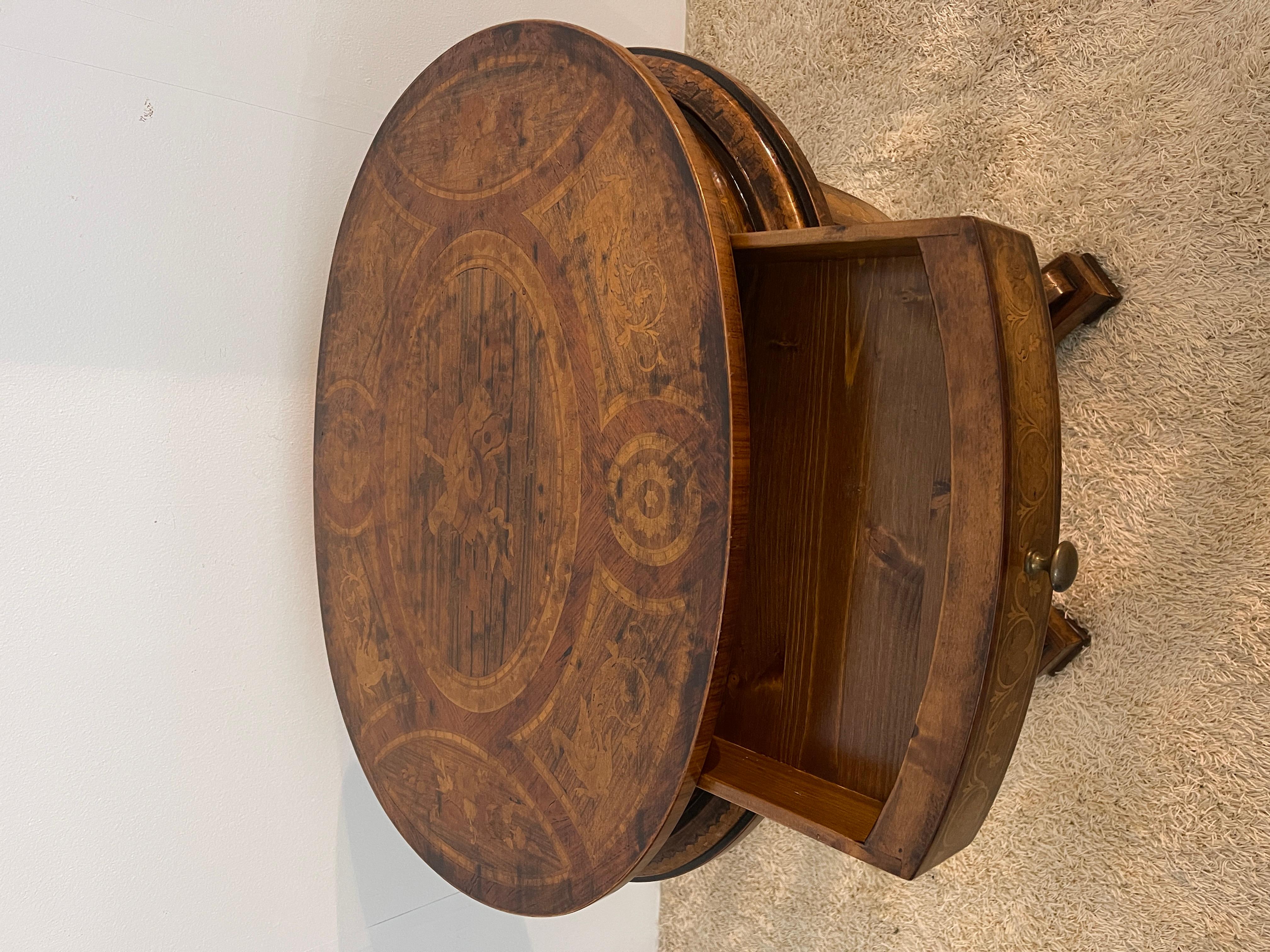 Tavolino da caffe in legno intagliato stile barocco con un casseto anni '30 en venta 2