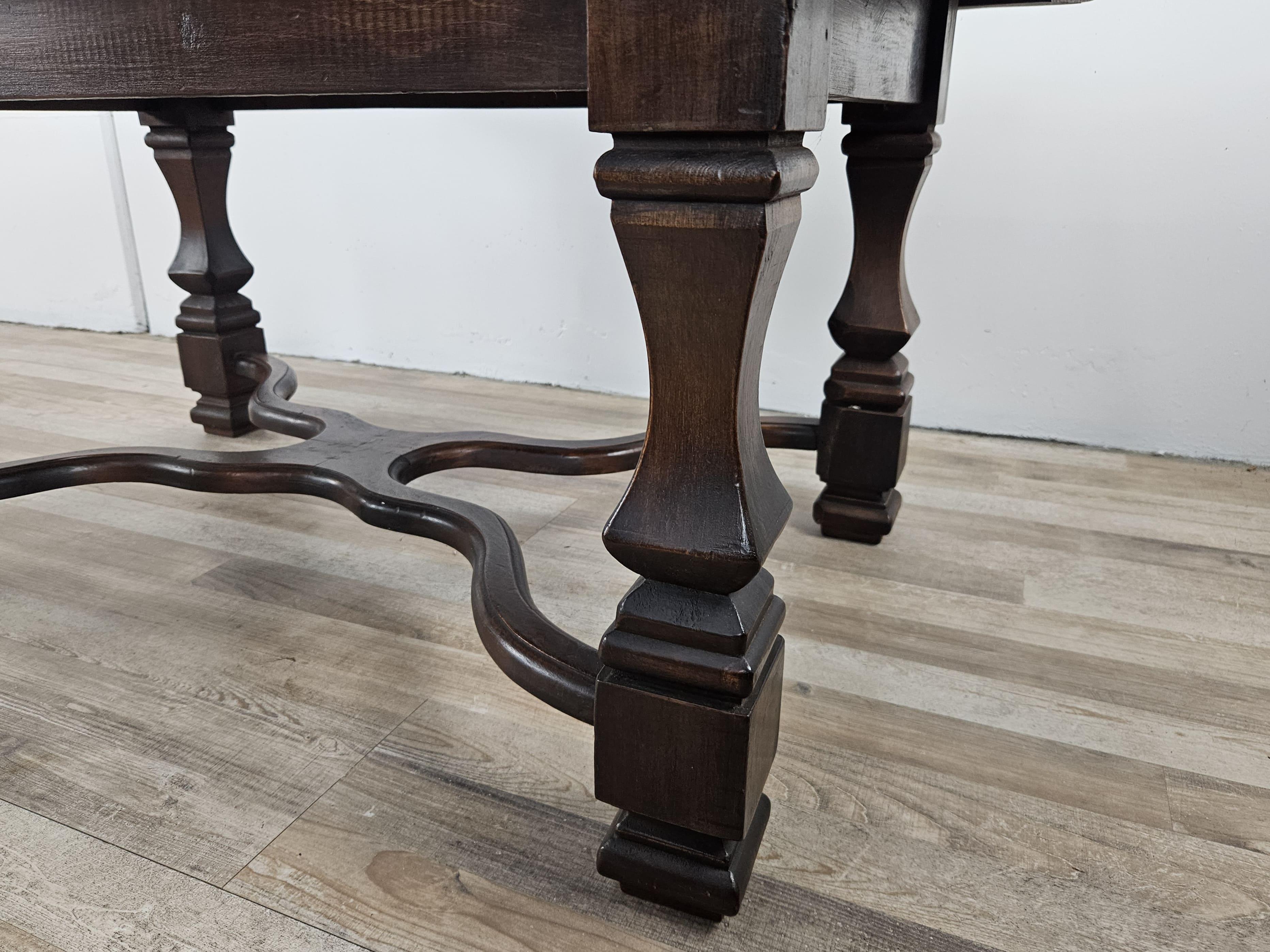 Table basse en noyer à pieds croisés 20e siècle en vente 3