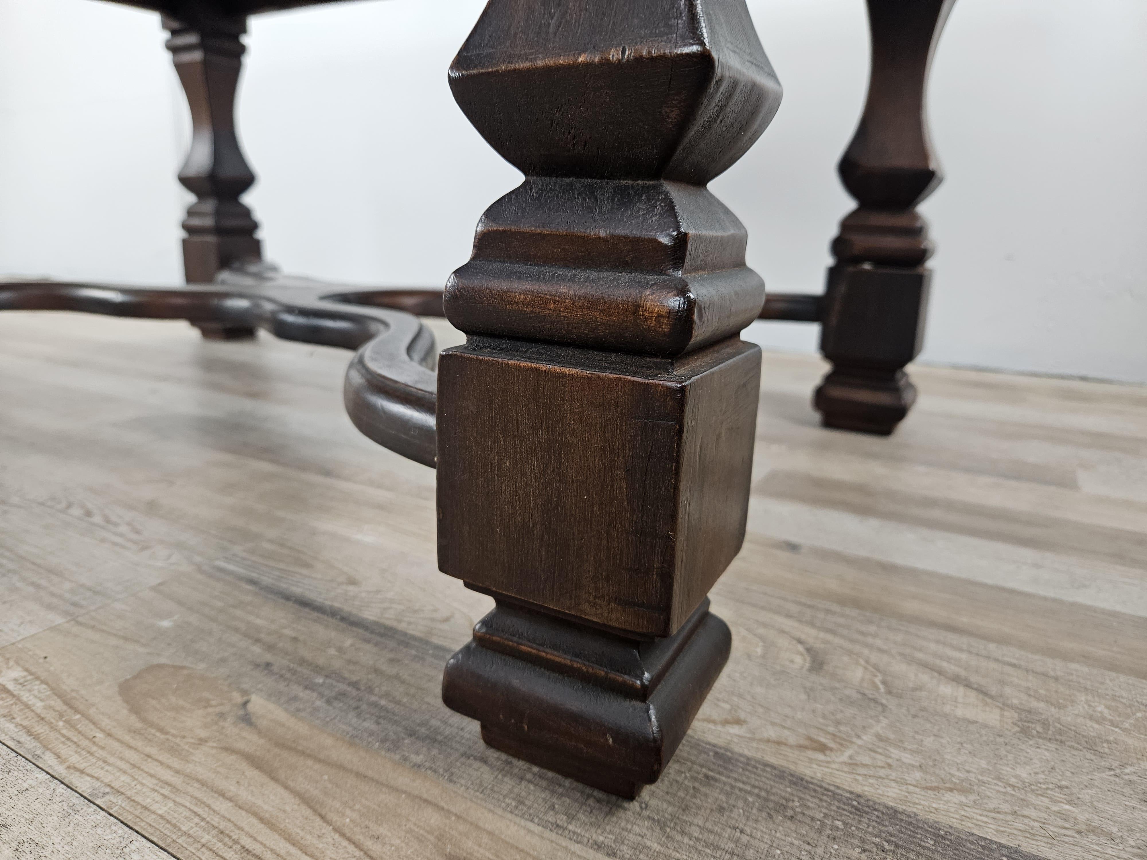 Table basse en noyer à pieds croisés 20e siècle en vente 4