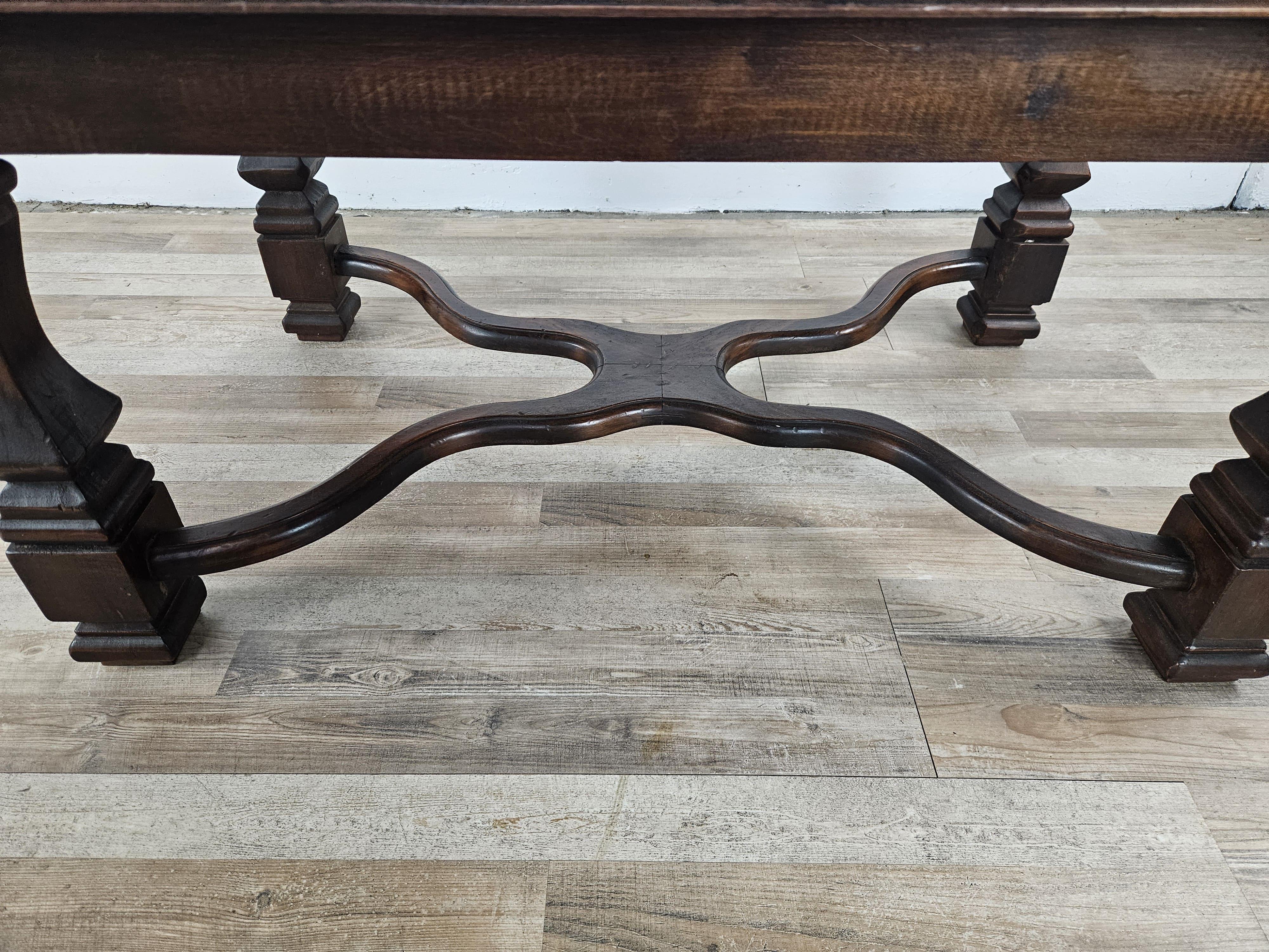 Table basse en noyer à pieds croisés 20e siècle en vente 5