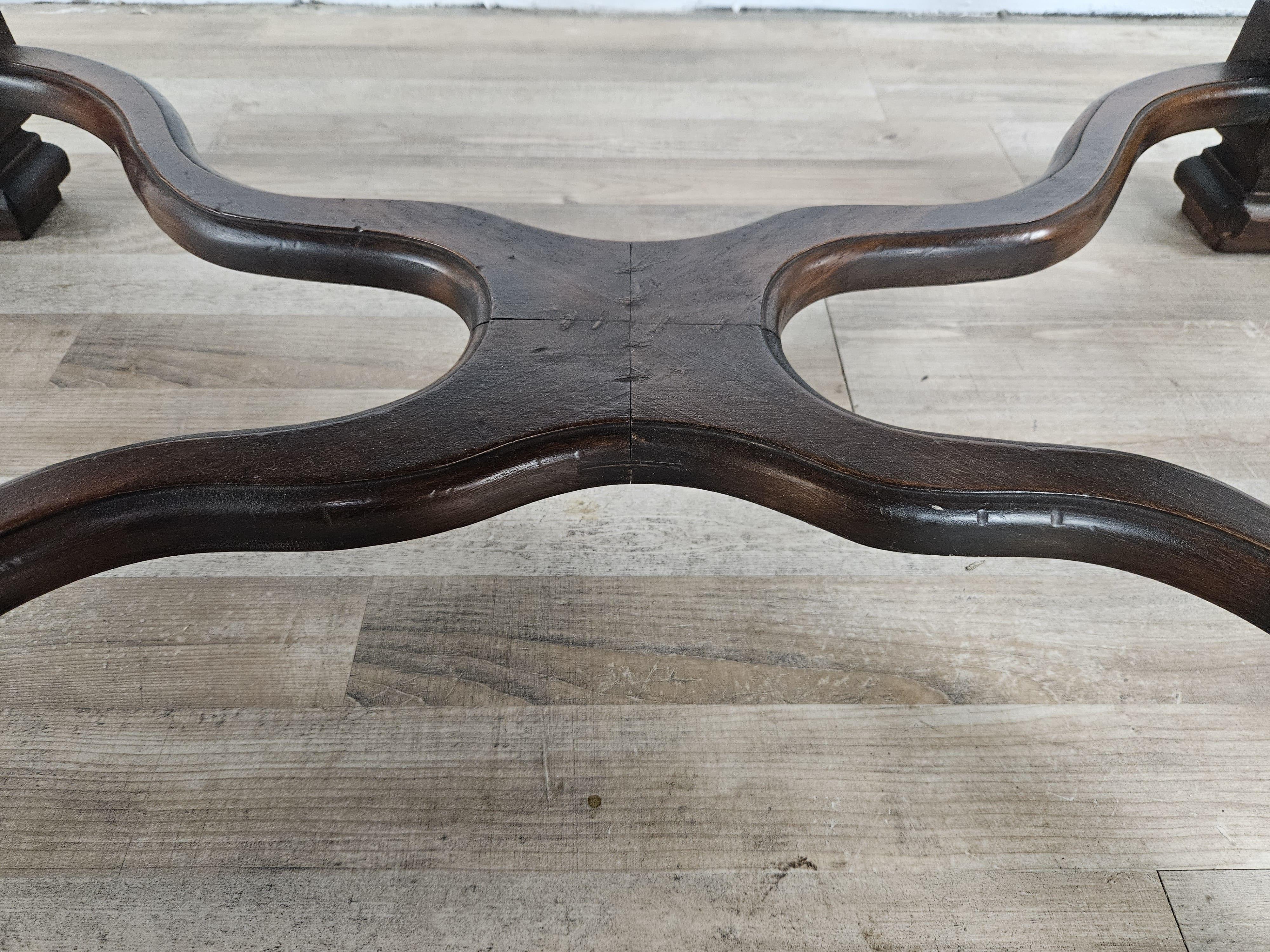 Table basse en noyer à pieds croisés 20e siècle en vente 6