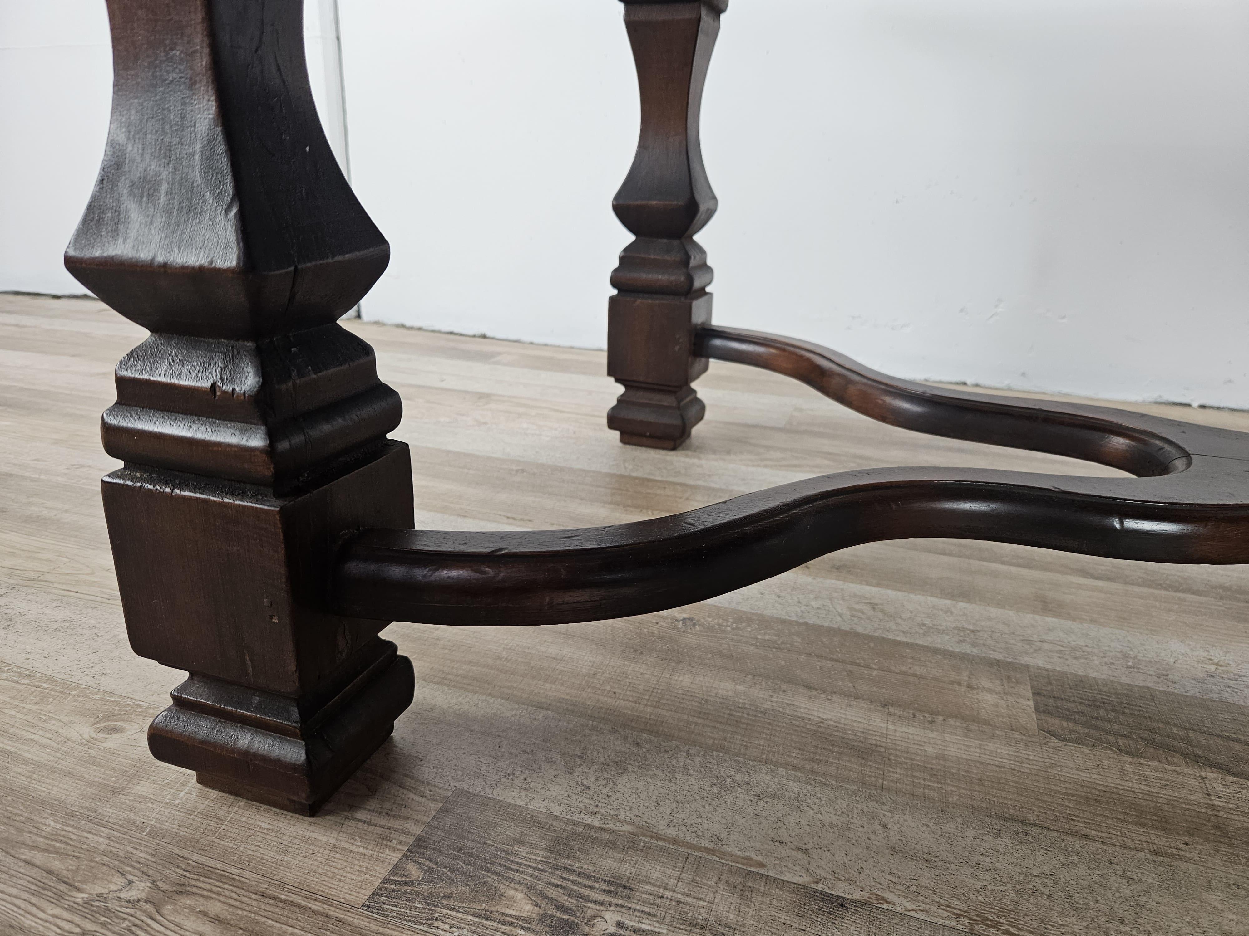 Table basse en noyer à pieds croisés 20e siècle en vente 7