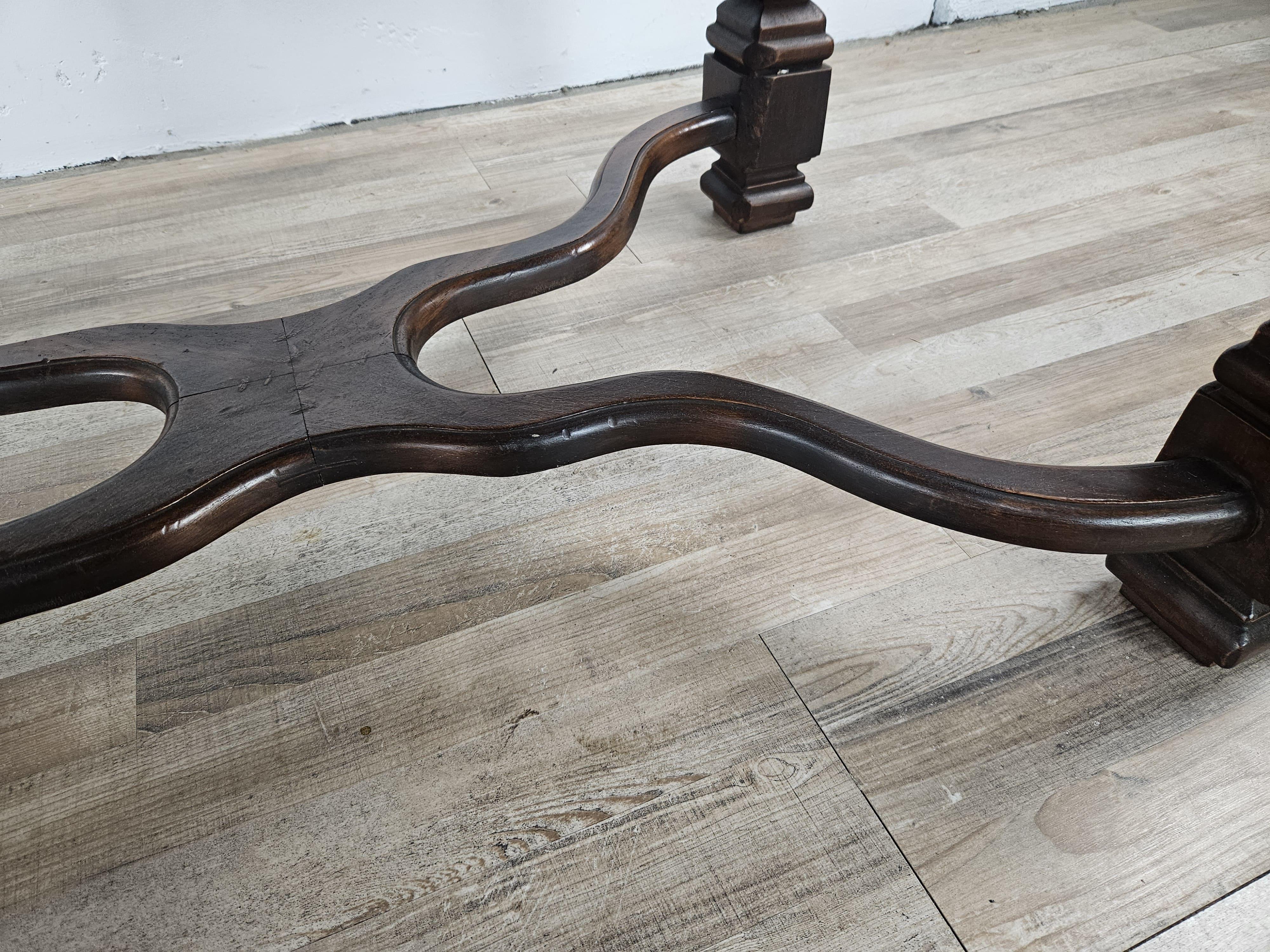 Table basse en noyer à pieds croisés 20e siècle en vente 8