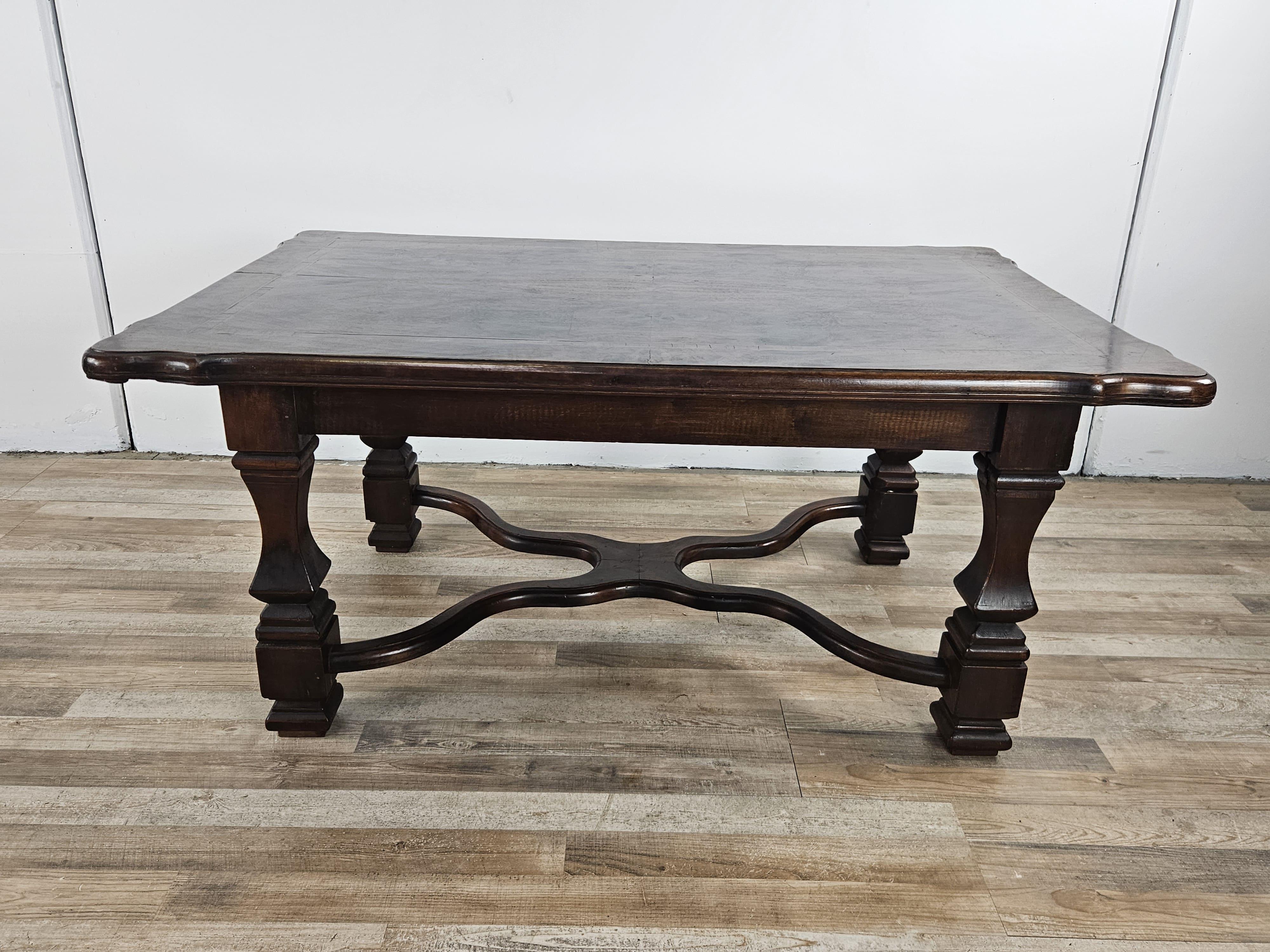 Table basse en noyer incrusté de montants balustres avec croix centrale.

La table basse se prête à tout type d'environnement, du vintage à l'antique.

En patine d'origine, présente des signes normaux d'usure dus à l'âge et à l'utilisation.