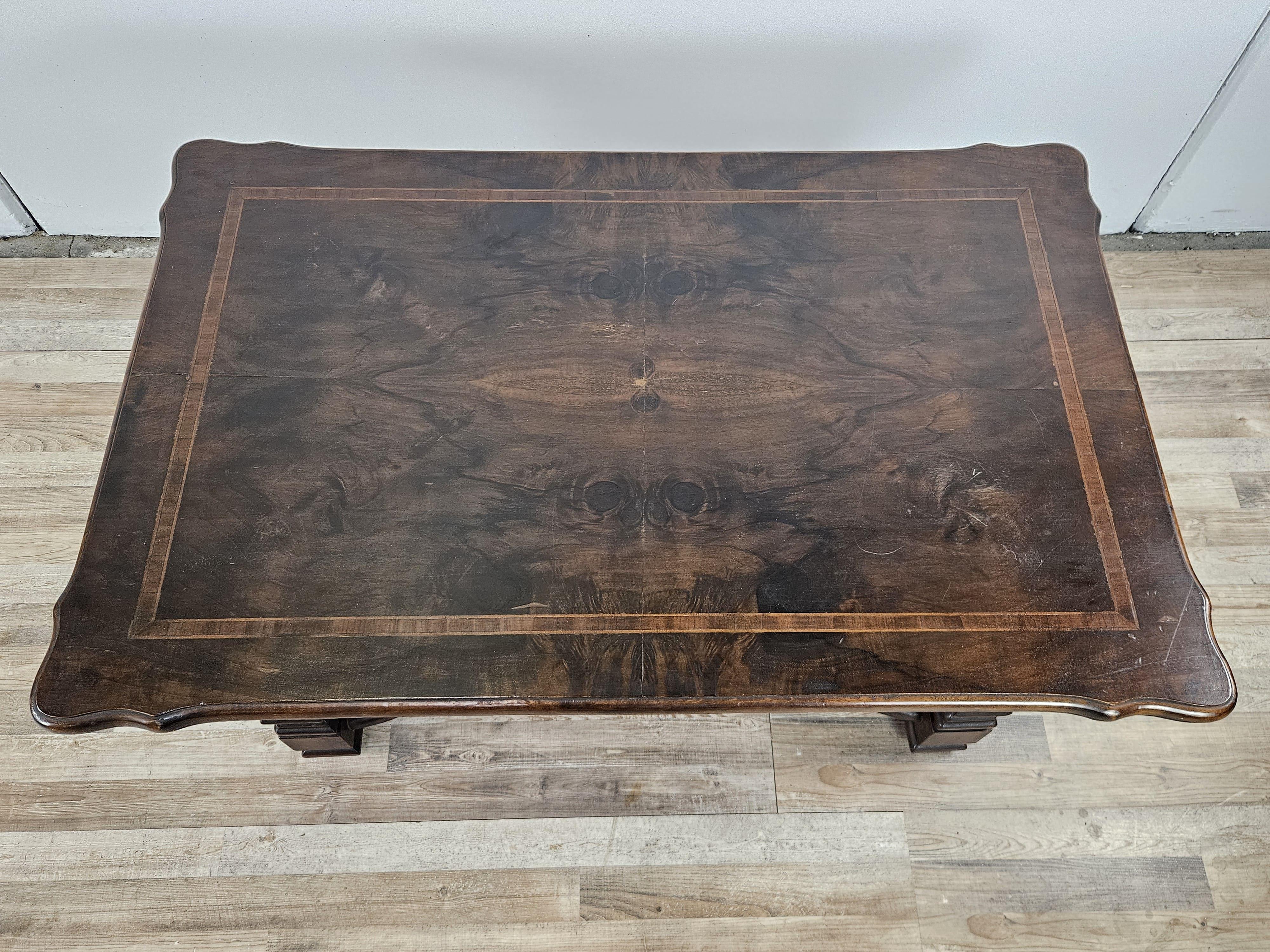 Néo-classique Table basse en noyer à pieds croisés 20e siècle en vente