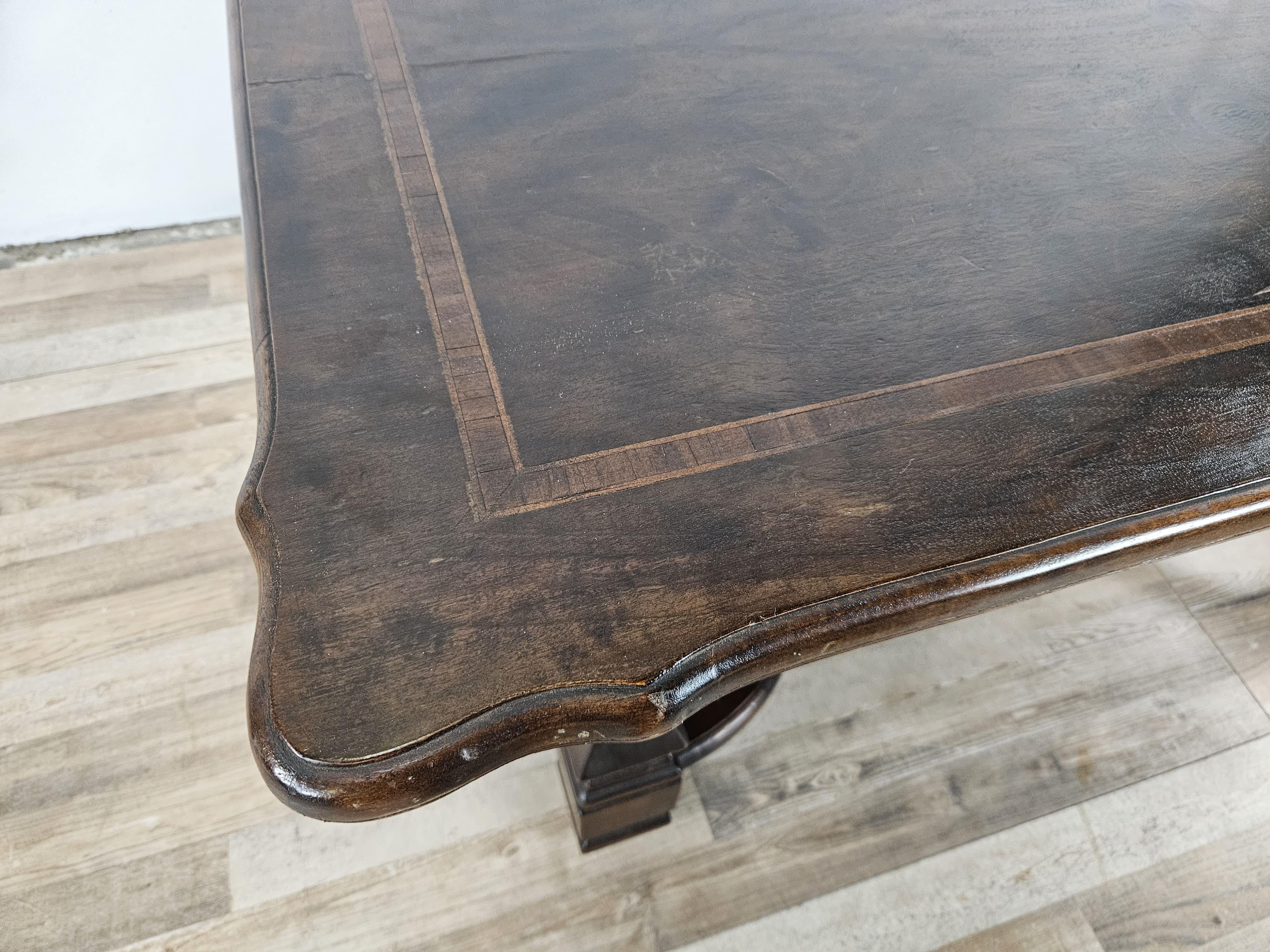 Italian Table basse en noyer à pieds croisés 20e siècle en vente