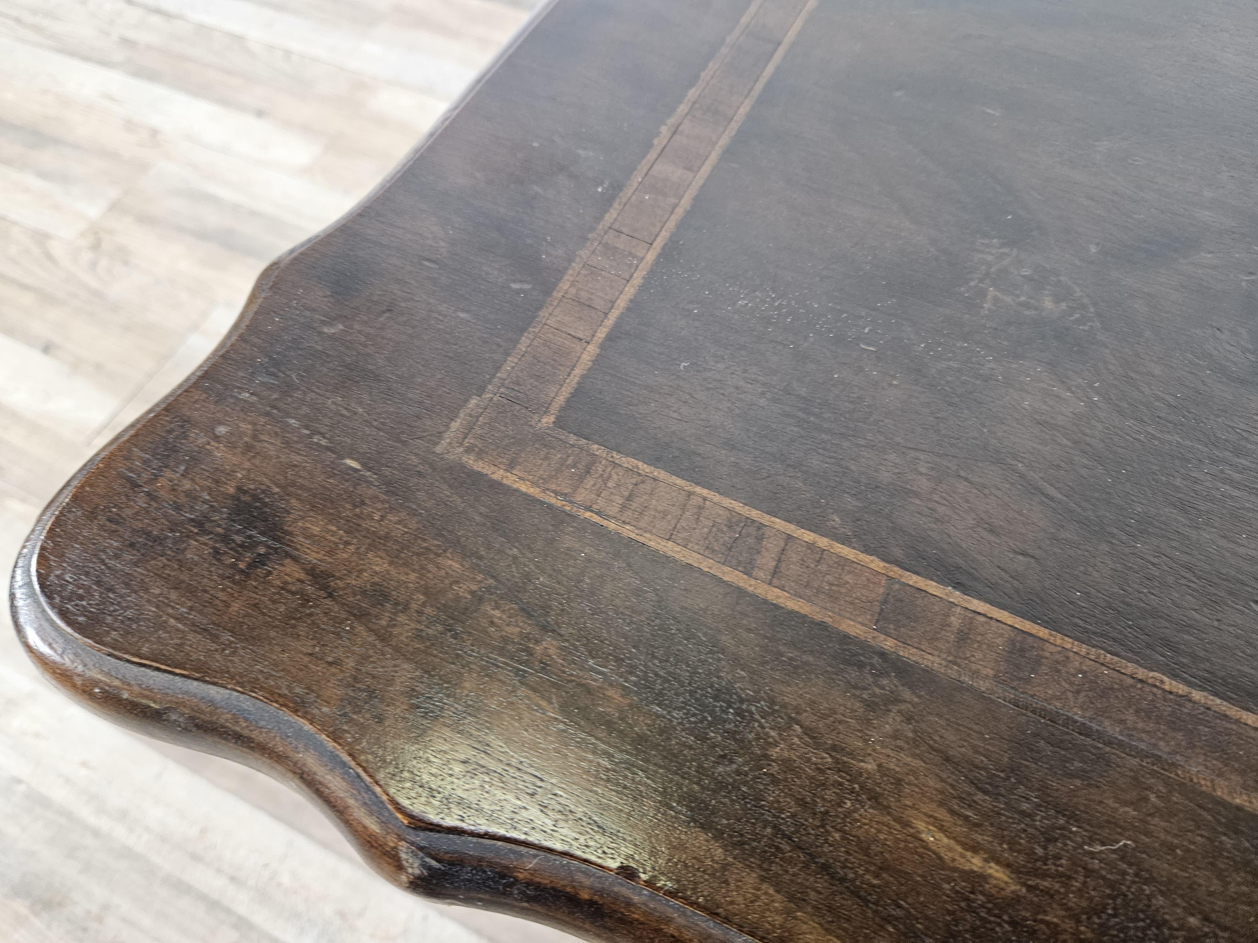 Table basse en noyer à pieds croisés 20e siècle Bon état - En vente à Premariacco, IT