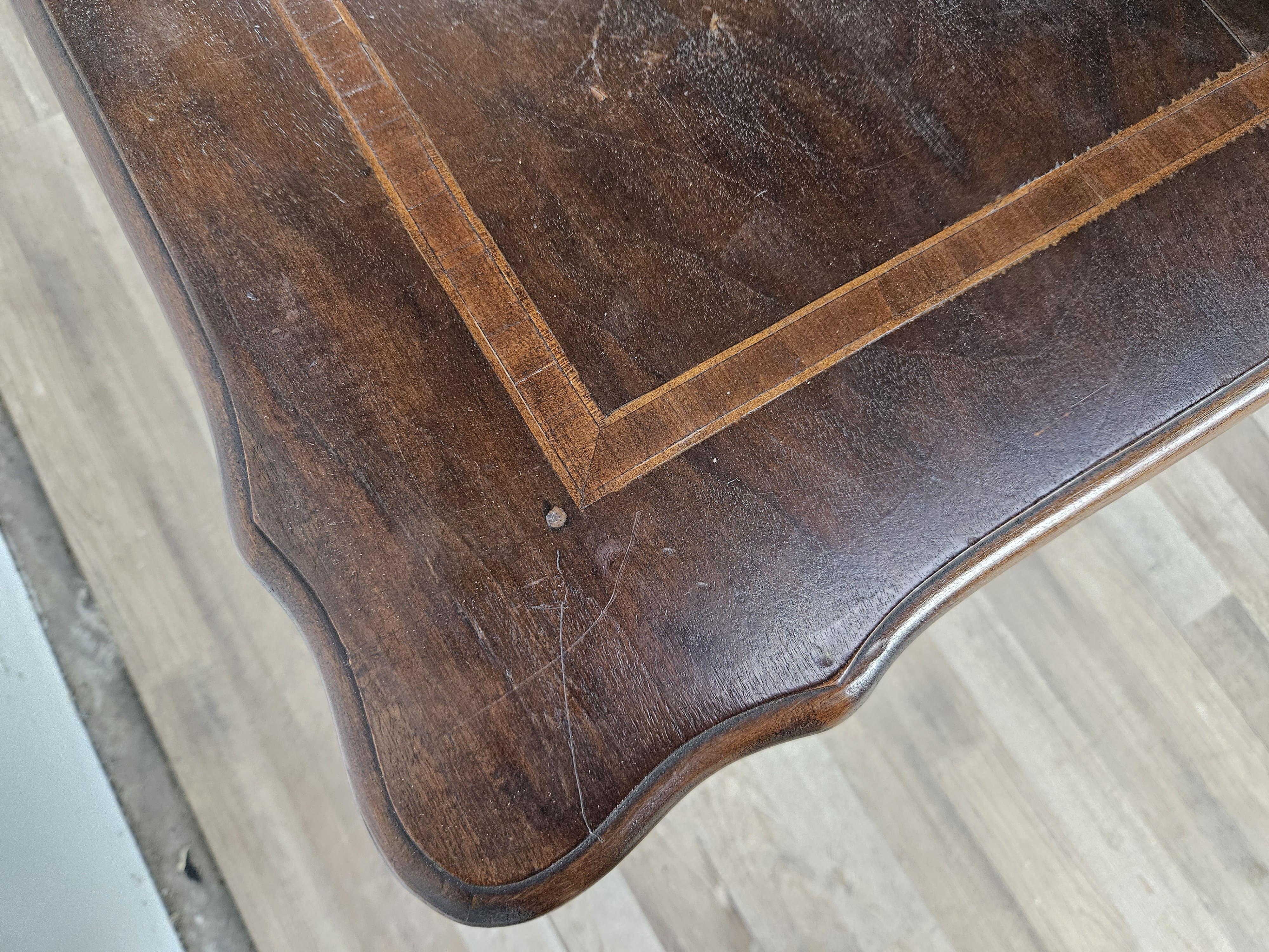 Mid-20th Century Table basse en noyer à pieds croisés 20e siècle en vente