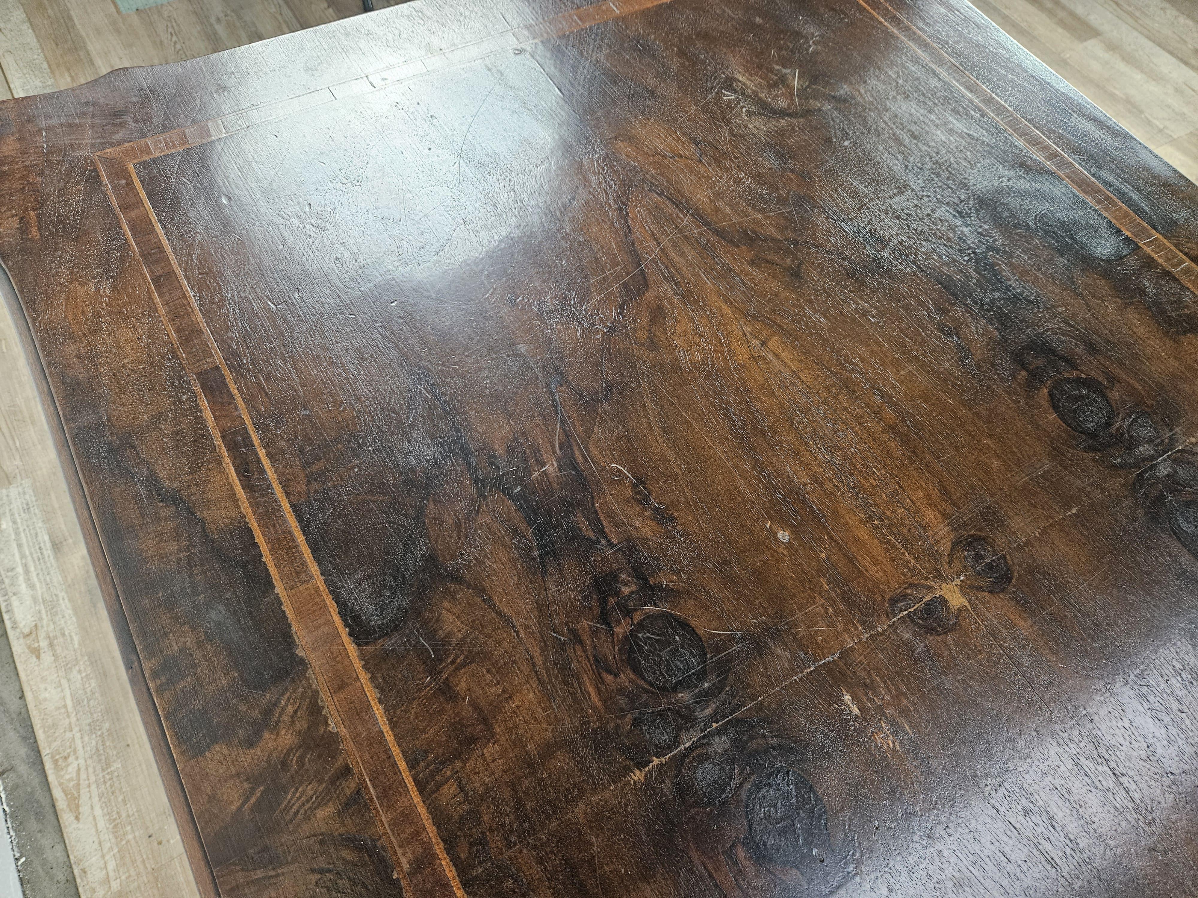 Table basse en noyer à pieds croisés 20e siècle en vente 1