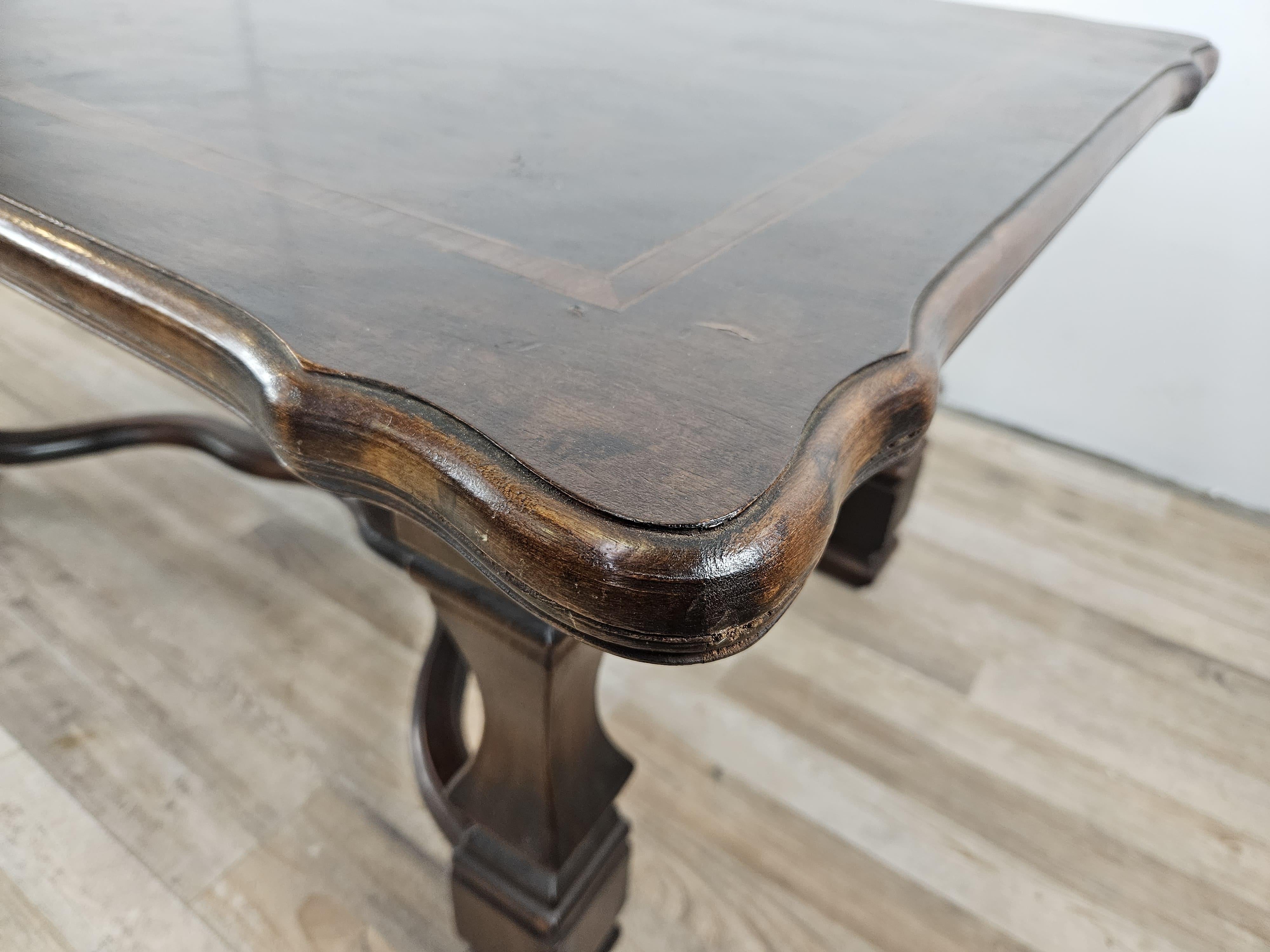 Table basse en noyer à pieds croisés 20e siècle en vente 2