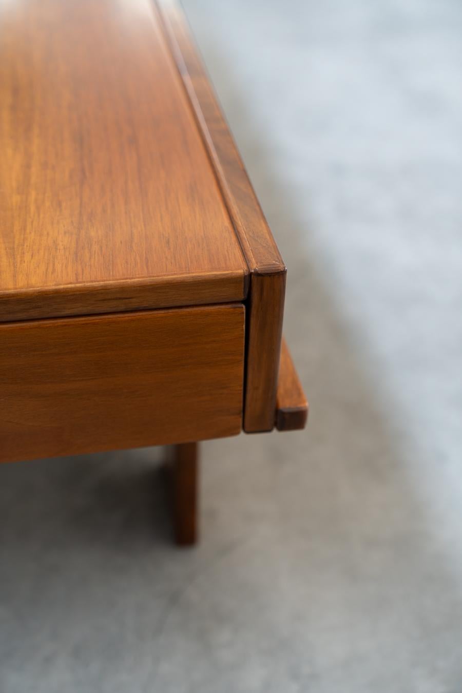 Walnut coffee table with compartment by Michelucci, 1970 In Good Condition For Sale In Manzano, IT