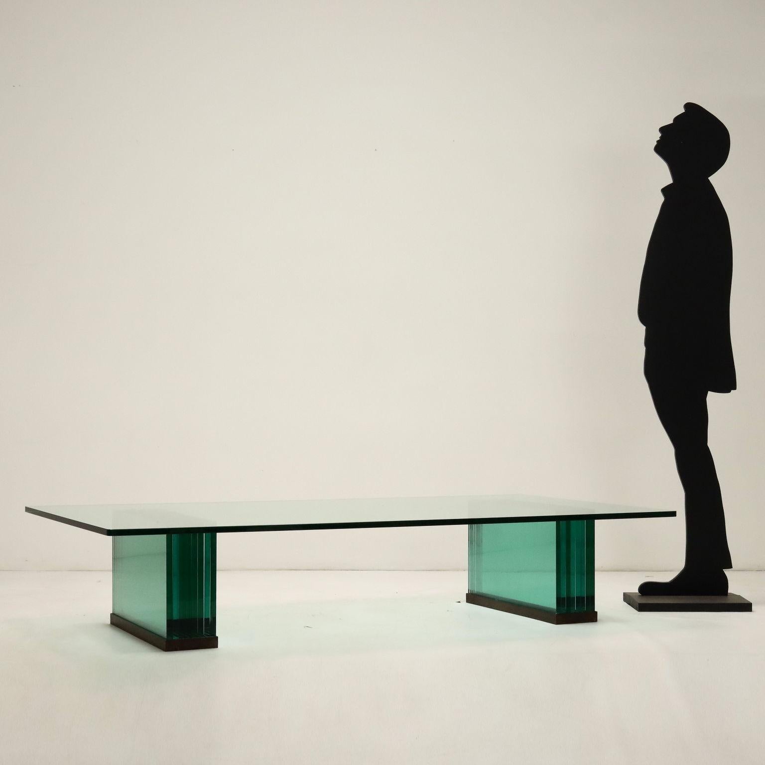 Grande table basse, entièrement en verre. 