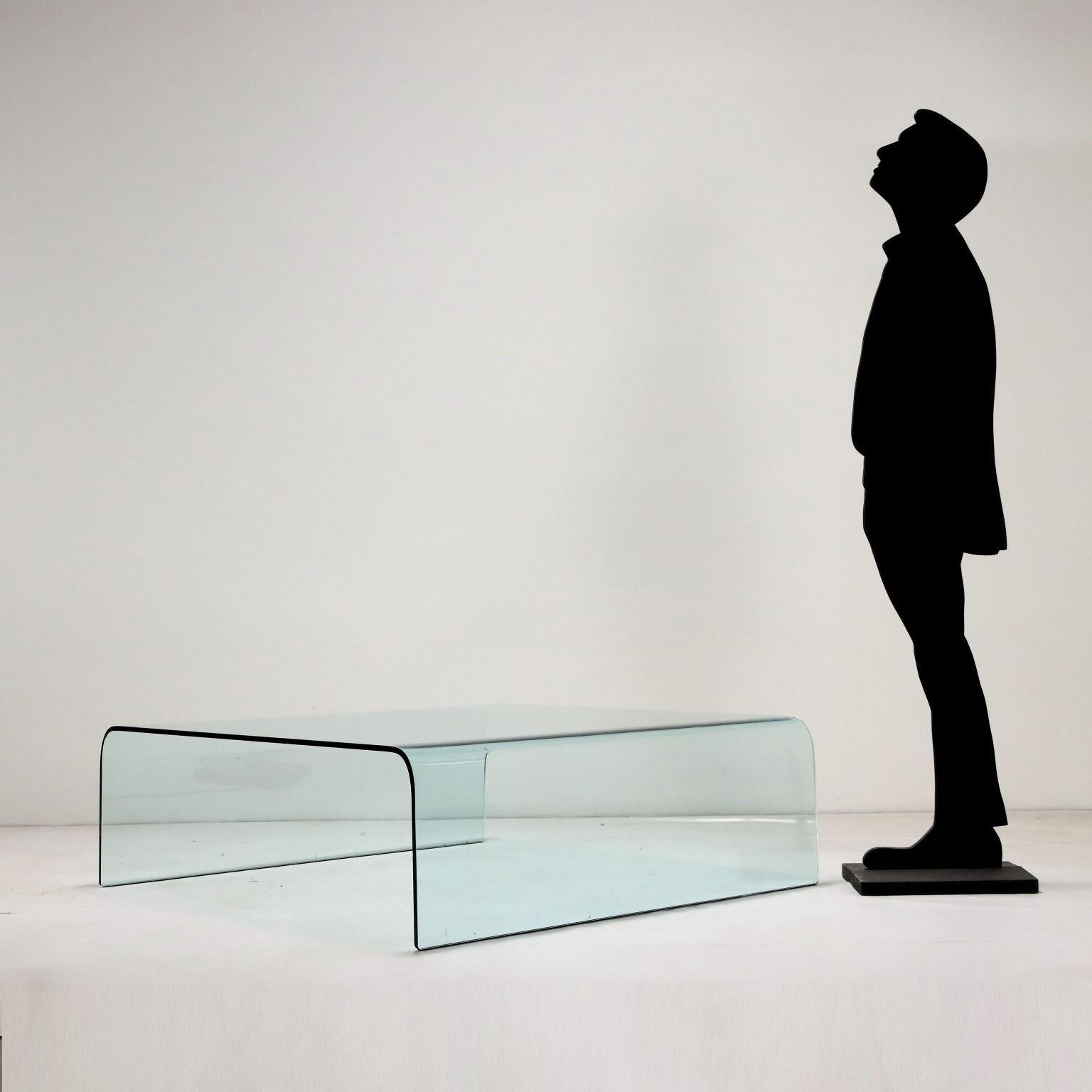 Table centrale en verre incurvé. 