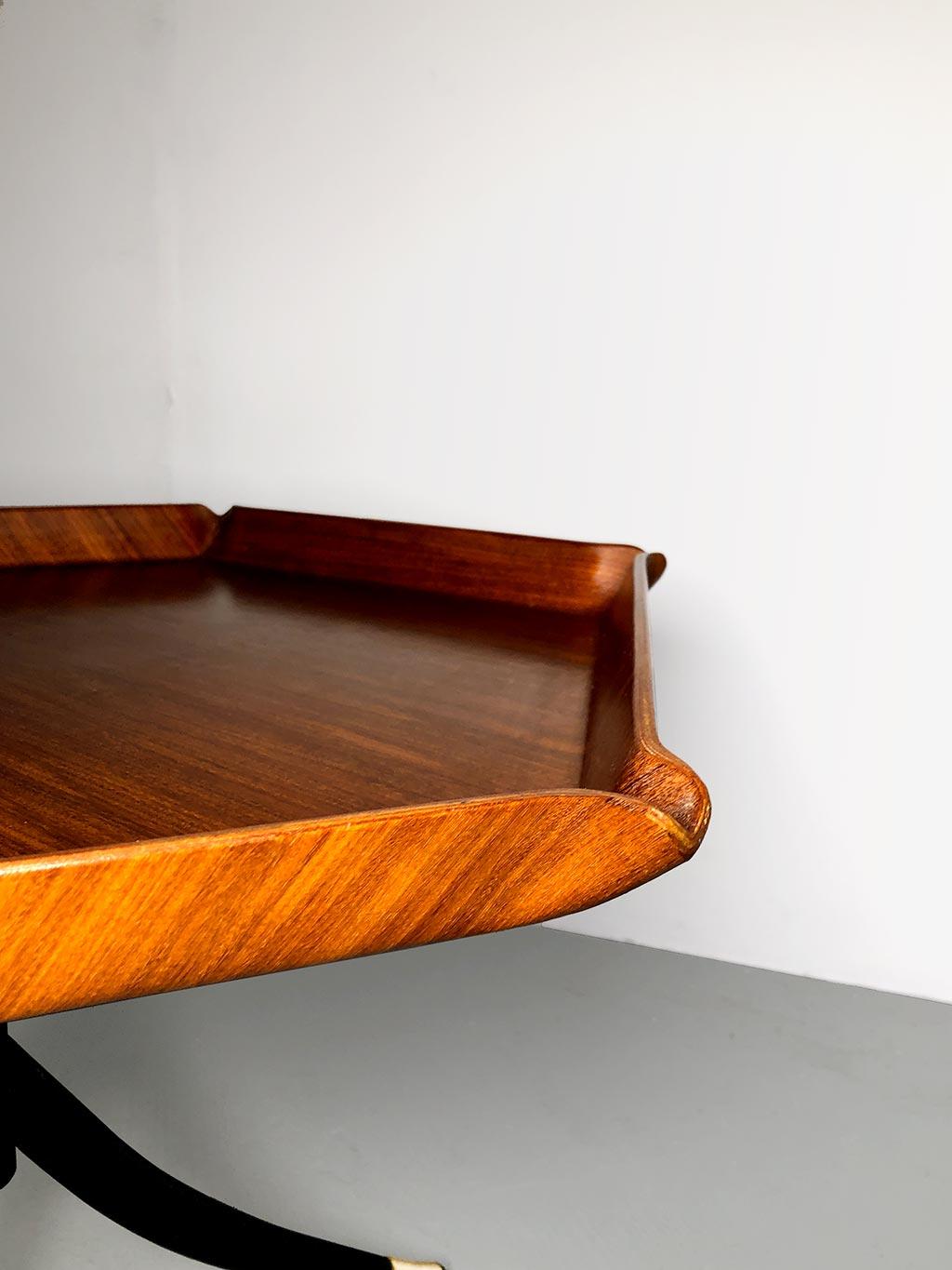 Metal Italian coffee table attributed to Campo and Graffi in curved teak For Sale
