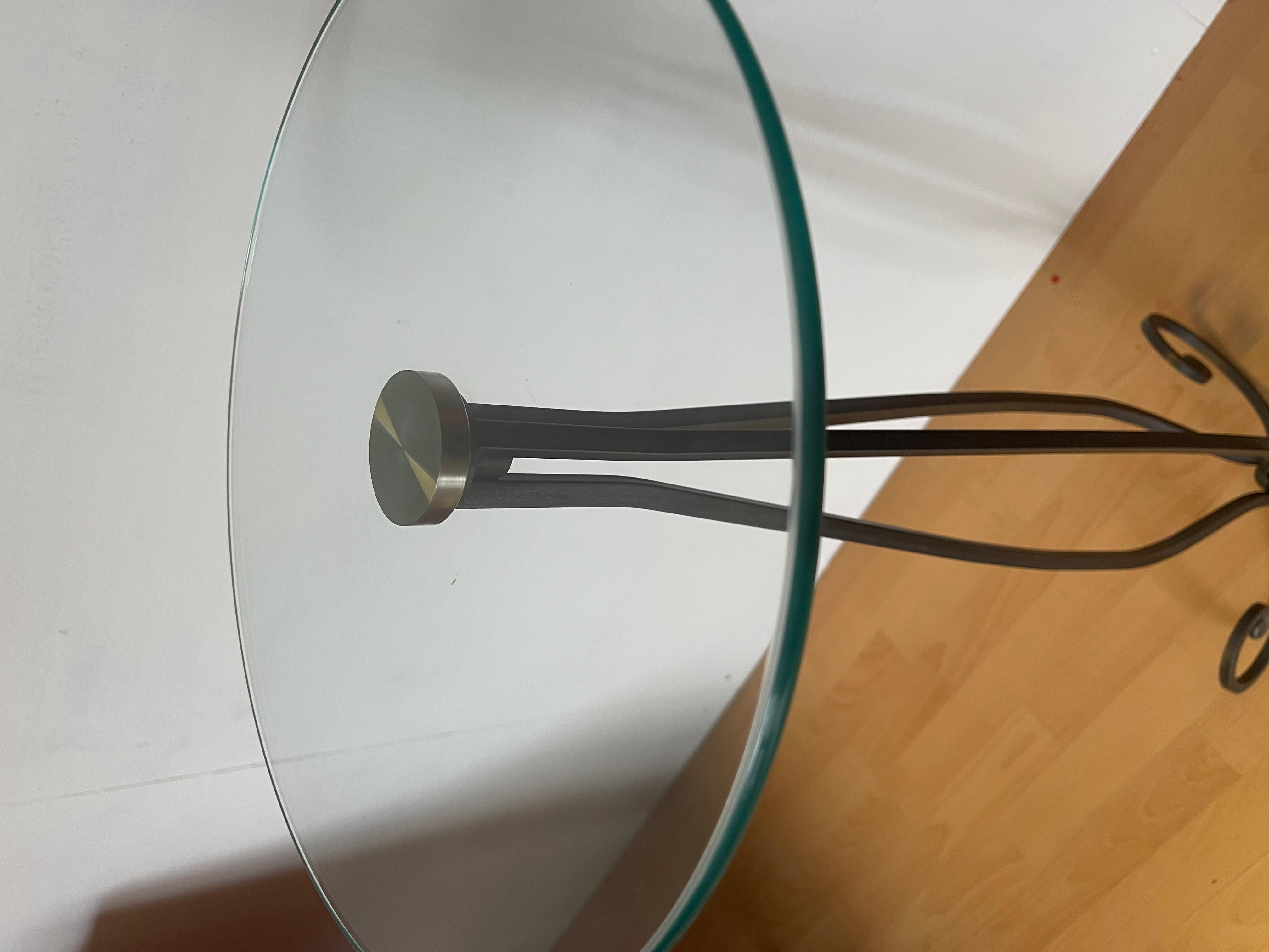 Hand-Crafted Tavolino da caffe italiano in ferro battuto e vetro anni '70 For Sale