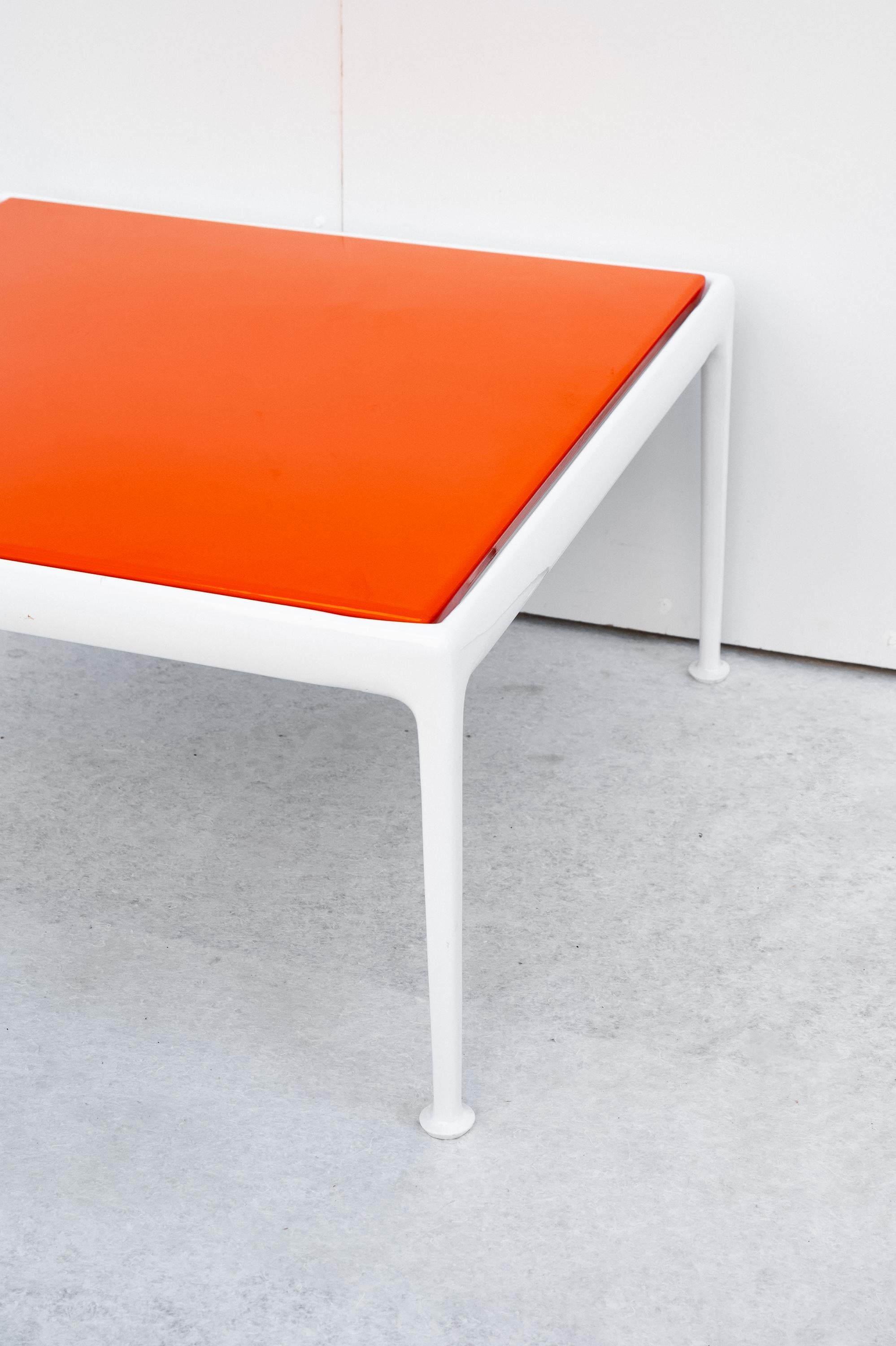Mesa de centro Richard Schultz para Knoll, Made in Italy, años 60. 
Mesa de centro Richard Schultz 1960 de aluminio fundido blanco. El marco es cuadrado de aluminio esmaltado. La parte superior es de acero esmaltado de color naranja. Esta mesa puede