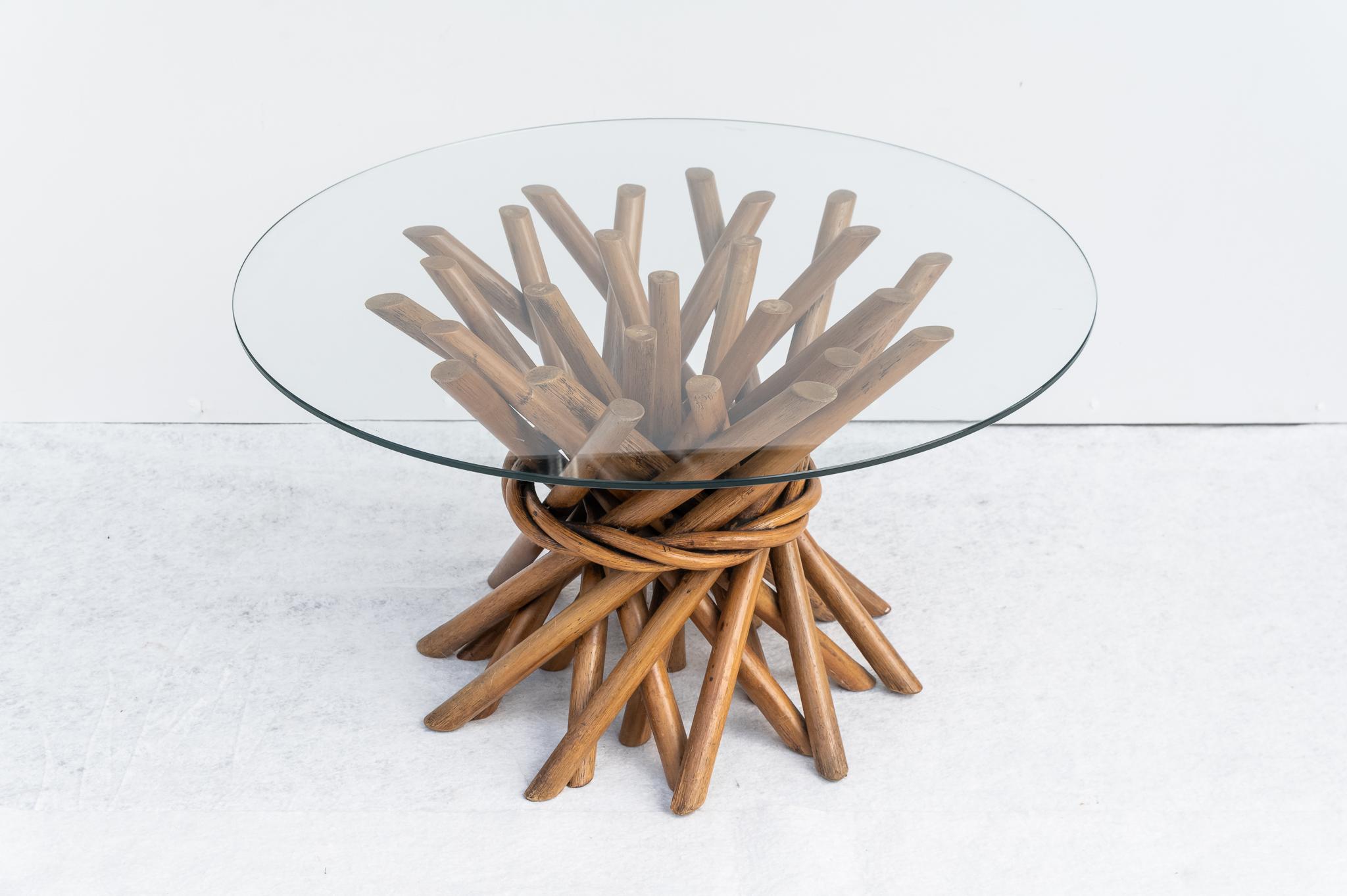 Table basse ronde en bambou avec plateau en verre, années 1970, Made in Italy.
Table basse sculpturale en bambou des années 1970. La base est une croix de cannes de bambou reliées entre elles par un tressage de bambou, ce qui donne une base qui se
