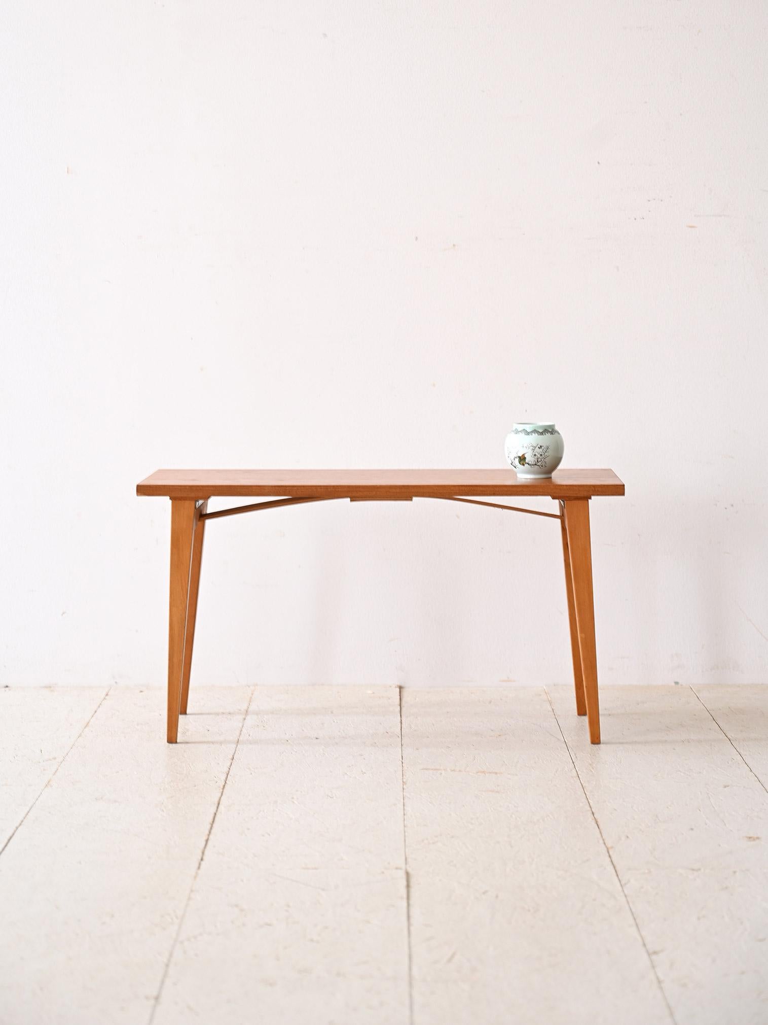 Tavolino di design svedese anni '60.                                                                                                                                                                          Caratterizzato per il suo piano