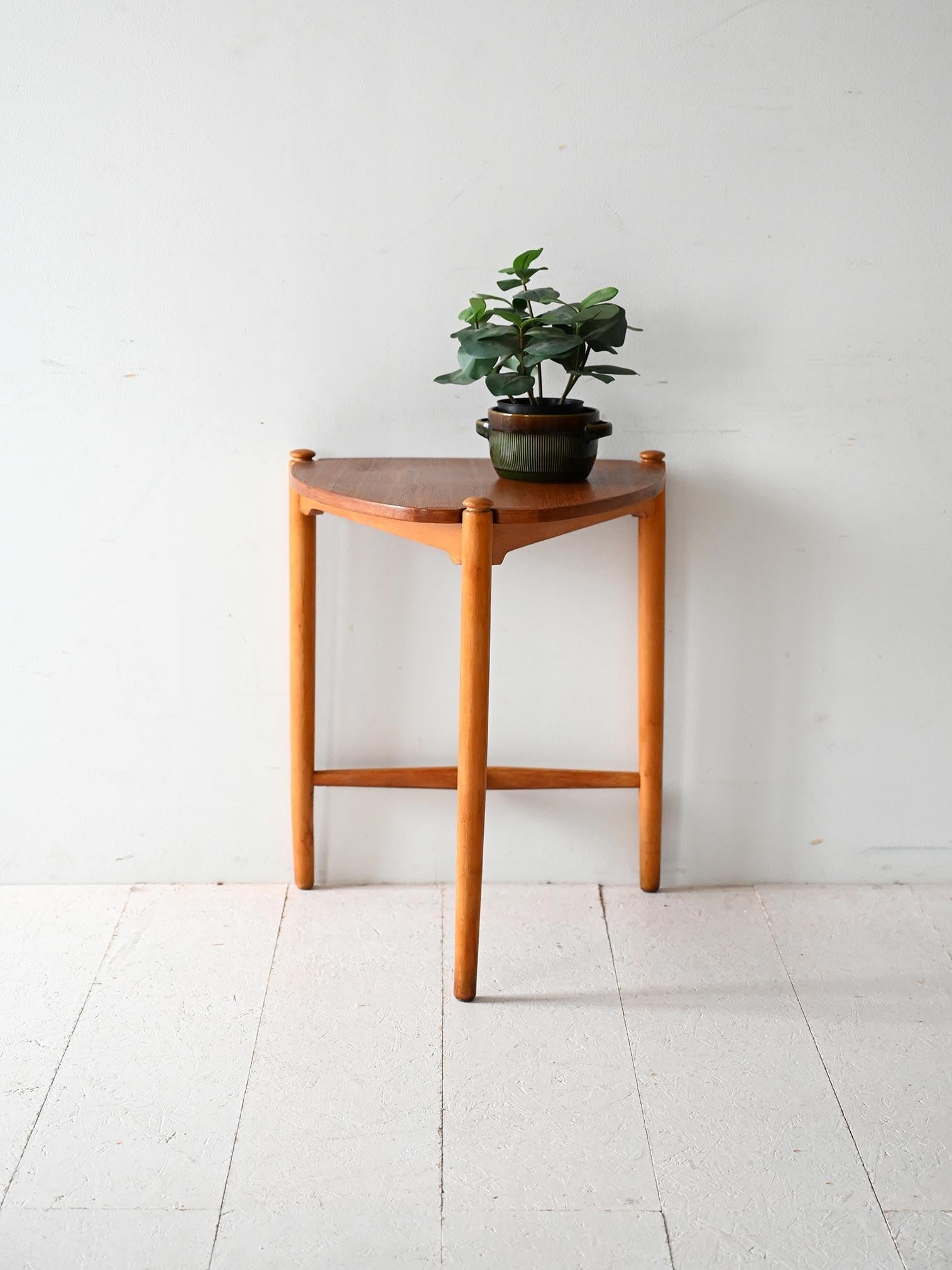 Skandinavischer Couchtisch aus Teakholz mit abgerundeter dreieckiger Platte und gedrechselten Holzdetails. Leichte Struktur mit konisch zulaufenden Beinen.

Skandinavischer Couchtisch aus den 1950er-1960er Jahren aus Teakholz mit einer