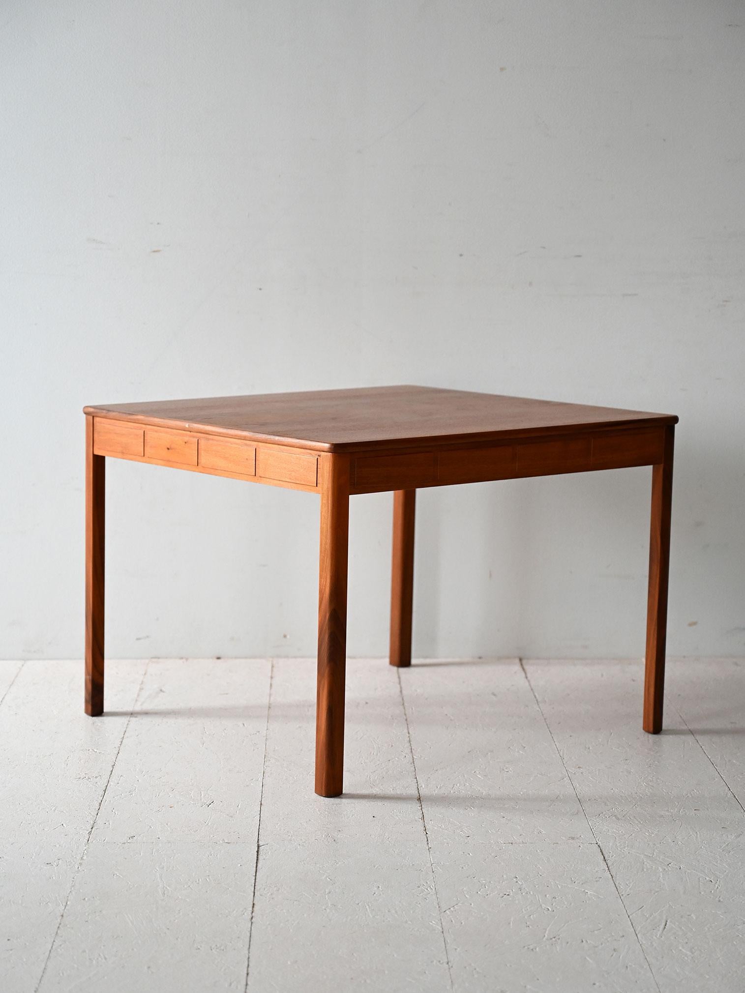 Vintage Couchtisch aus skandinavischem Teakholz mit geschnitzter Kante (Skandinavische Moderne) im Angebot