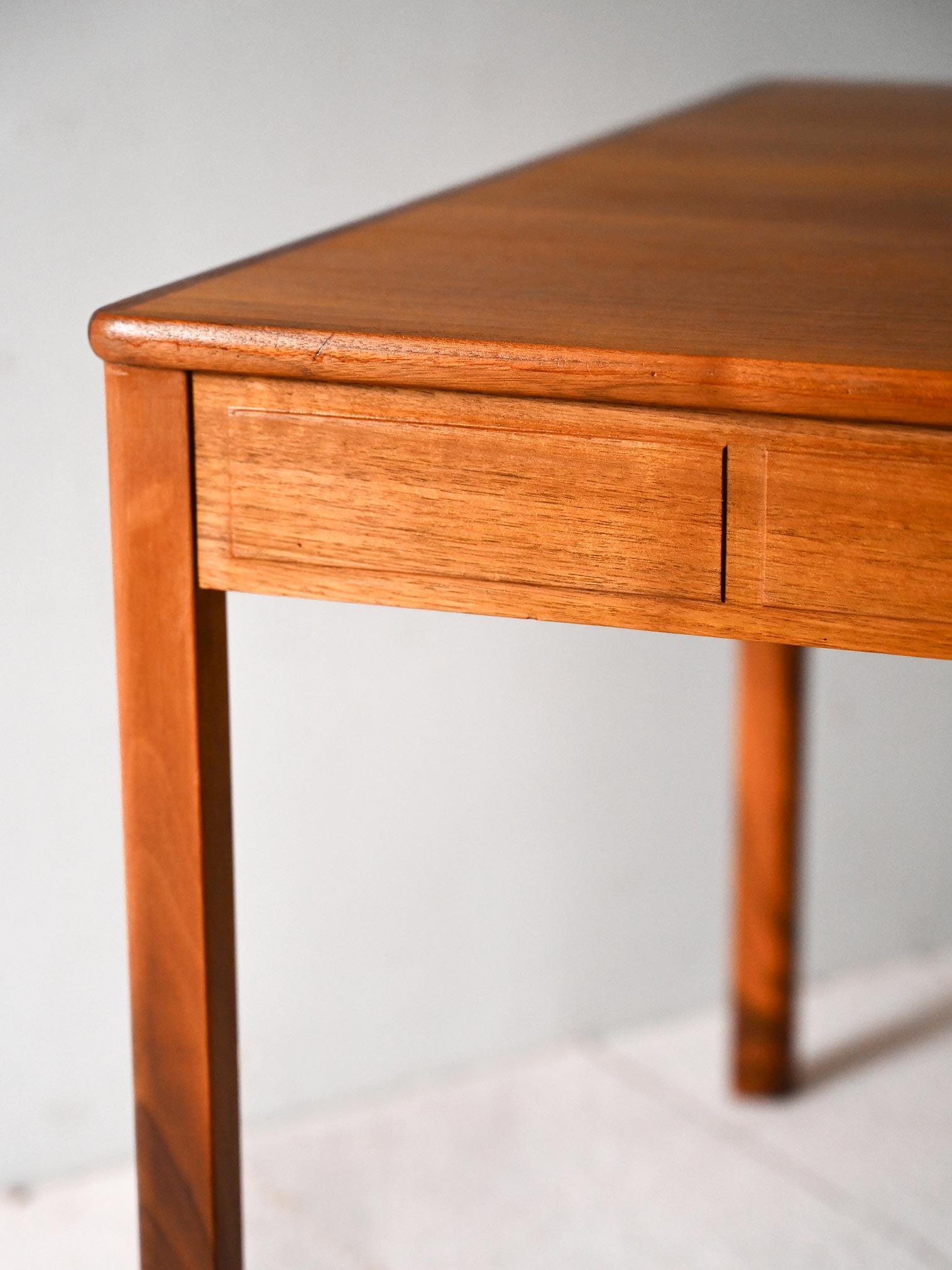 Vintage Couchtisch aus skandinavischem Teakholz mit geschnitzter Kante (Swedish) im Angebot