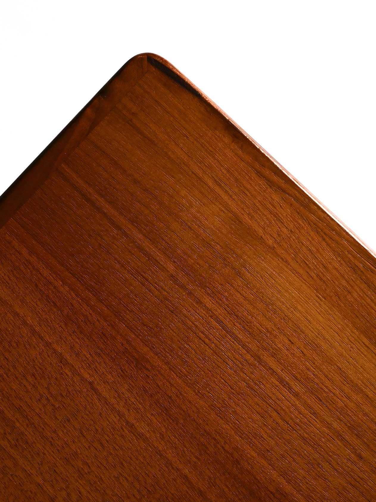 Vintage Couchtisch aus skandinavischem Teakholz mit geschnitzter Kante (Mid-20th Century) im Angebot