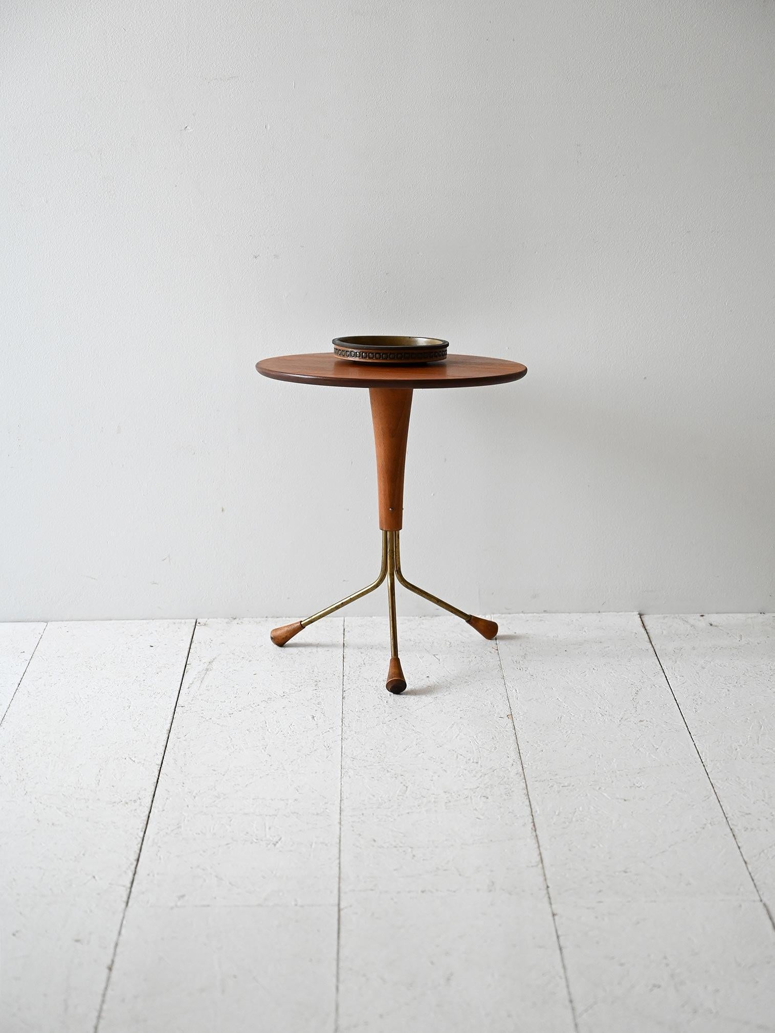 Tavolino da caffè anni 50/60 in teak con top rotondo e base a tre gambe in alluminio e teak.

Piccolo tavolino da caffè scandinavo originale degli anni ’50/’60 con piano rotondo in teak. La struttura centrale si restringe verso la base e poggia su