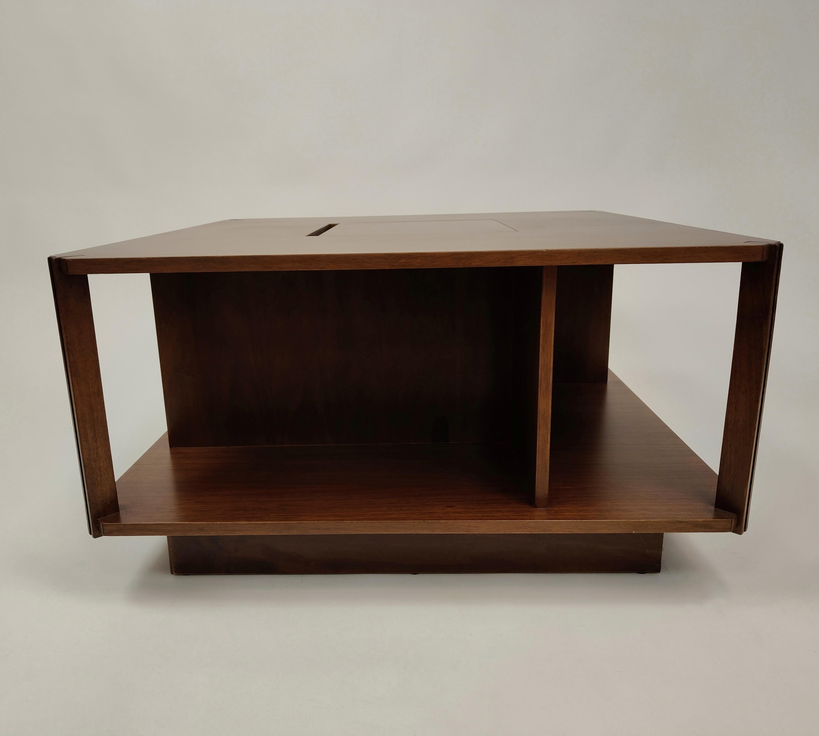 Tavolino da caffè “Square” attribuito a Marco Zanuso per Arflex realizzato intorno agli anni ‘60/’65. Si tratta di un tavolino a forma quadrata in legno di noce di misure 43x80x80 cm. Presenta uno scomparto doppio sul piano d’appoggio, progettato