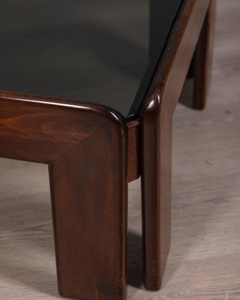 Tavolino rettangolare in legno con piano in vetro fumé, disegnato da Afra & Tobia Scarpa, anni '70.

CONDIZIONE:
En buen estado, con marcas de uso debidas al paso del tiempo.

DIMENSIONES 
Altezza 35 cm; Larghezza 135 cm; Profondità 63