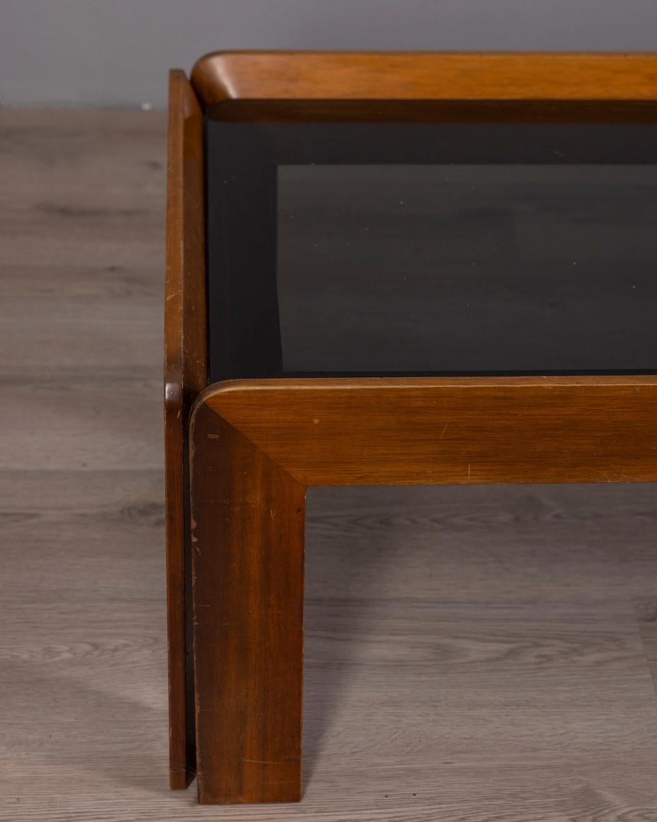 italien Tavolino da caffè vintage anni '70 in legno e vetro design Afra & Tobia Scarpa en vente