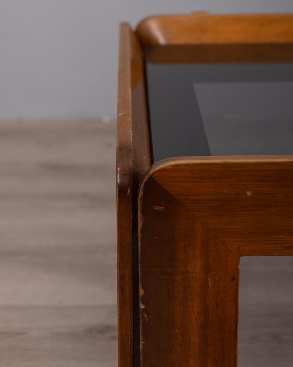 Tavolino da caffè vintage anni '70 in legno e vetro design Afra & Tobia Scarpa Bon état - En vente à None, IT