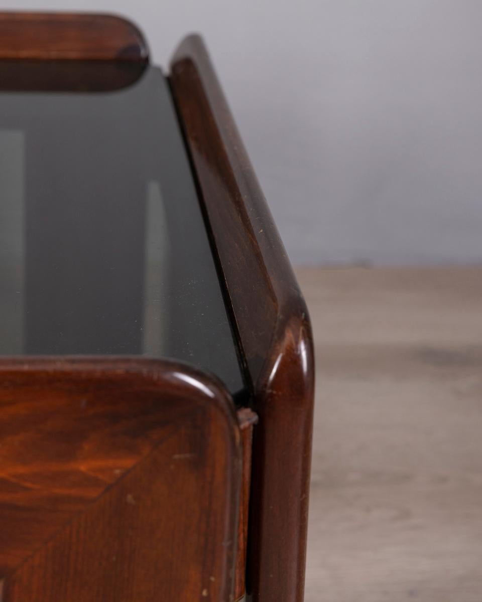 Tavolino da caffè vintage anni '70 in legno e vetro design Afra e Tobia Scarpa en Bueno estado para la venta en None, IT