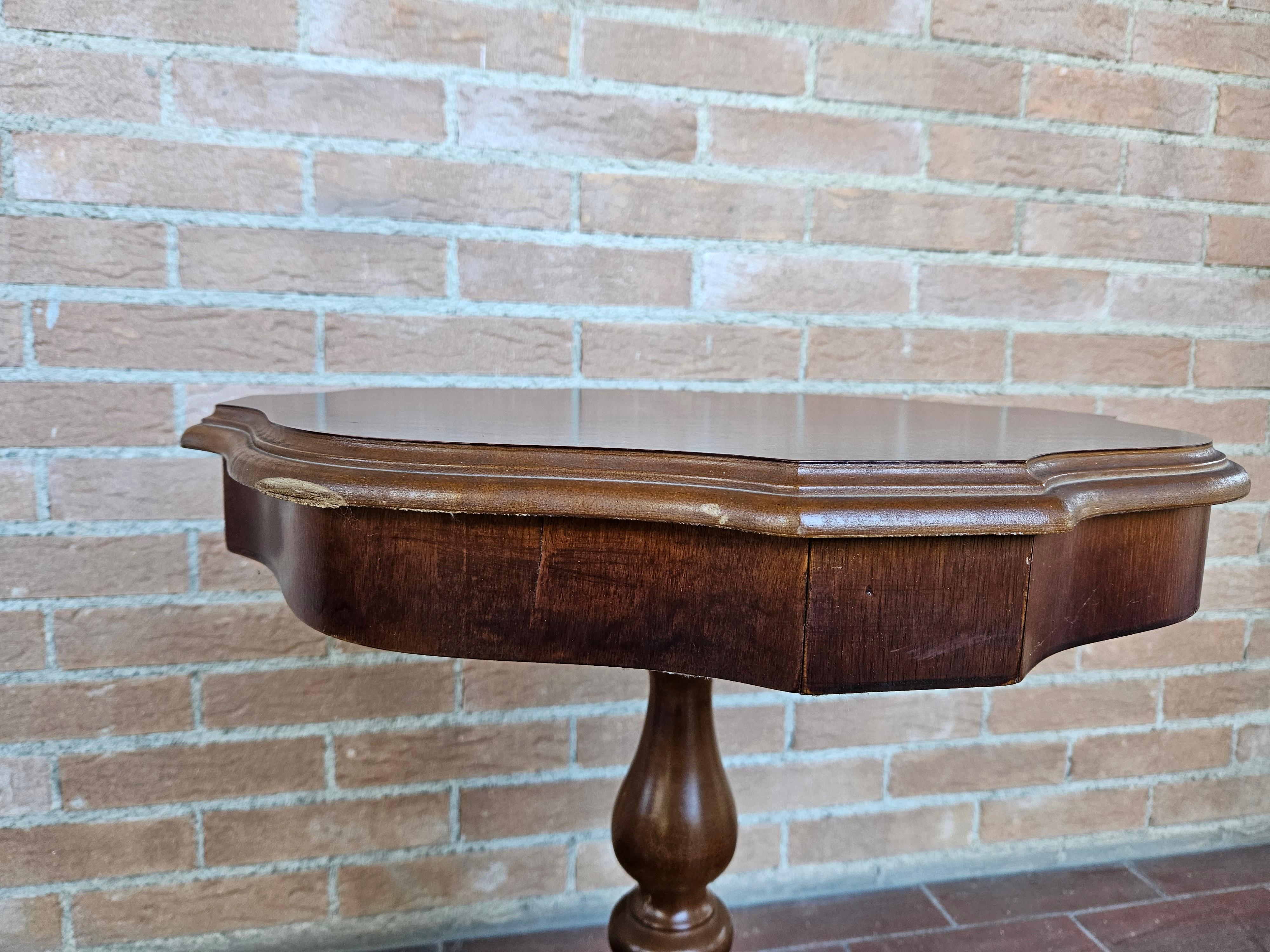 Mahogany and walnut center table with maple inlays 1980s For Sale 2