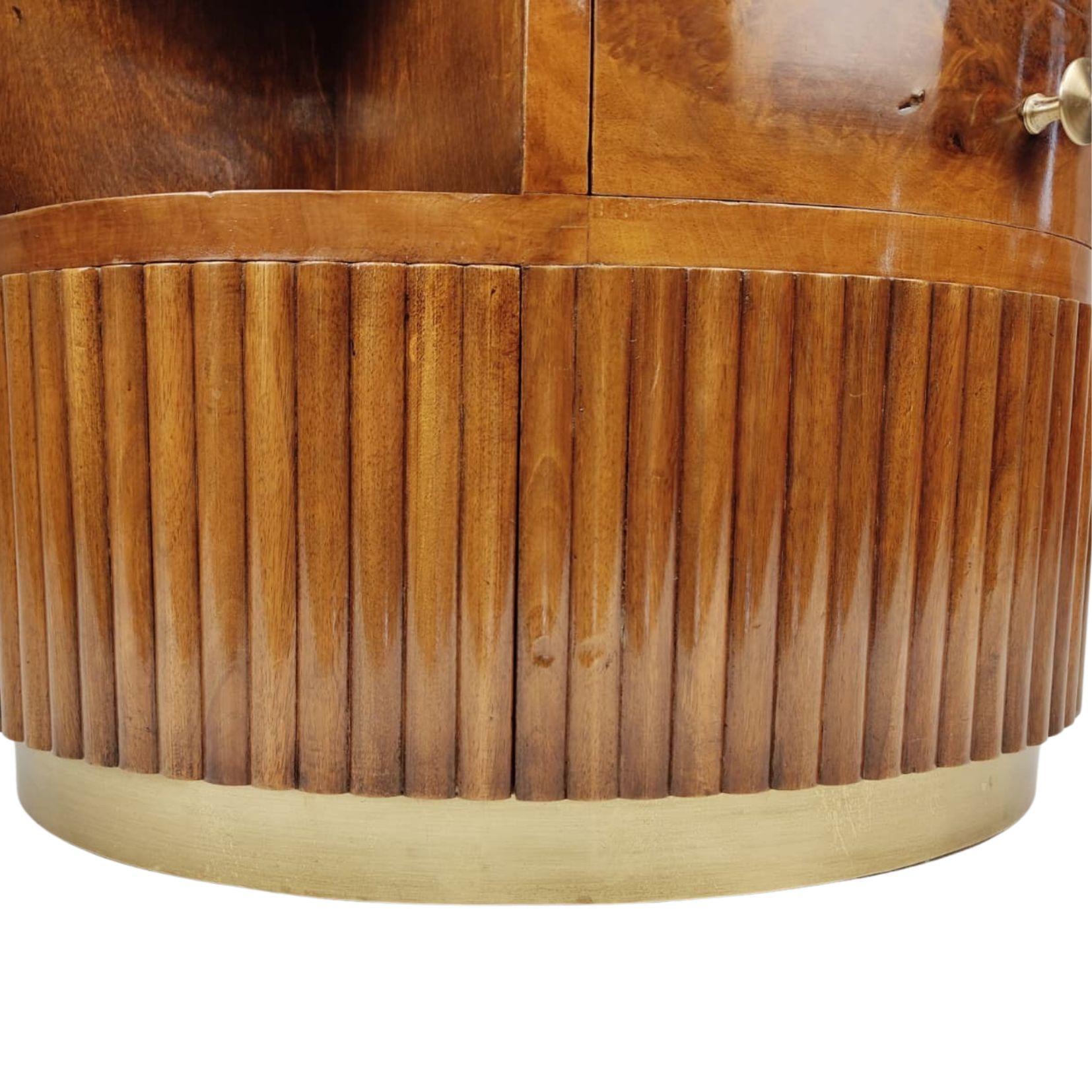 Ovaler Mitteltisch, italienische Herstellung, um 1930/40. Art Deco (Furnier) im Angebot