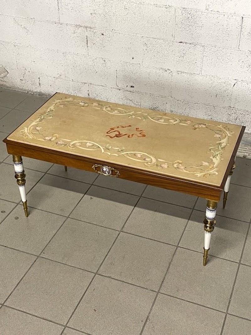 Sofatisch aus den 1950er Jahren mit polierter und lackierter Travertinplatte (Italian) im Angebot