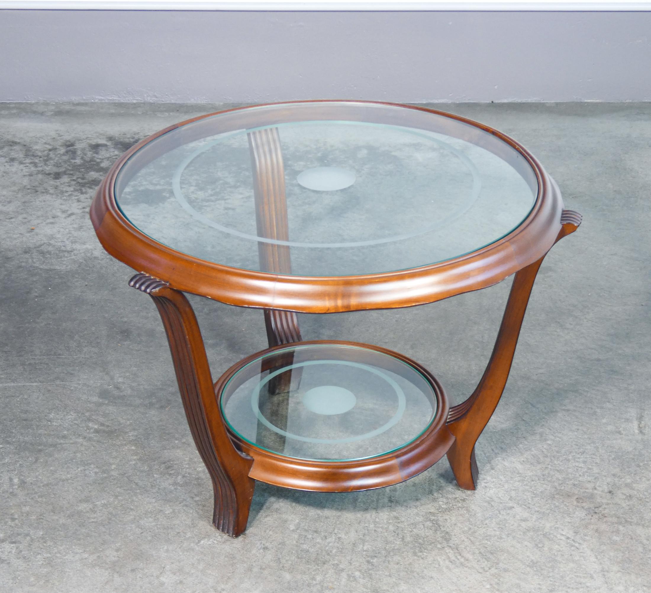 Table pour fumeurs
Art déco
en bois, avec deux
plateaux circulaires en verre.

PÉRIODE
1930s

MODÈLE
Table basse,
table basse

MATÉRIAUX
Bois massif,
plateaux en verre

DIMENSIONS
Ø 68 cm
H 50 cm

CONDITIONS
La table basse est en excellent état,