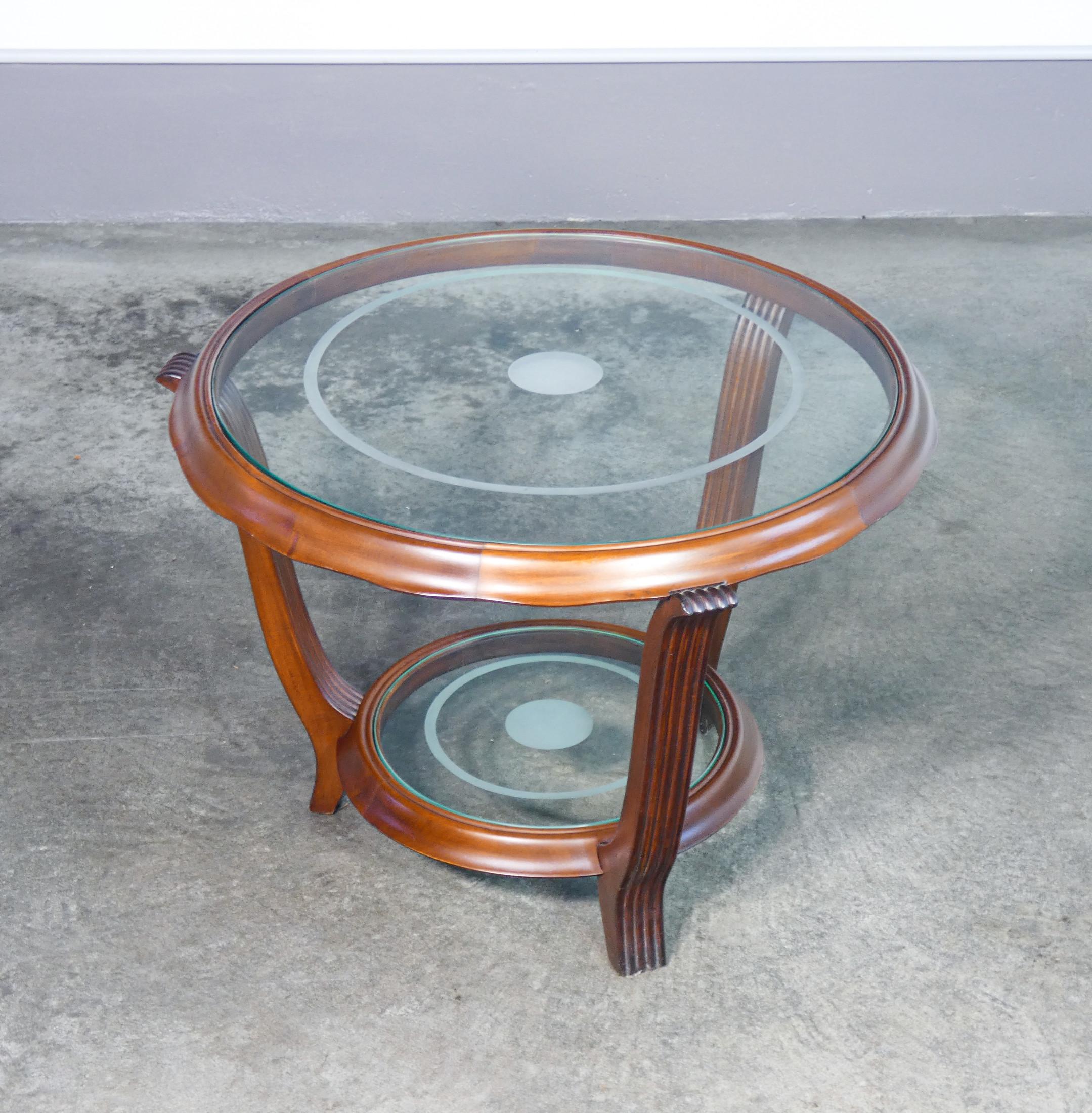 Italian Table basse Art Déco en bois avec deux plateaux circulaires en verre. 1930s en vente