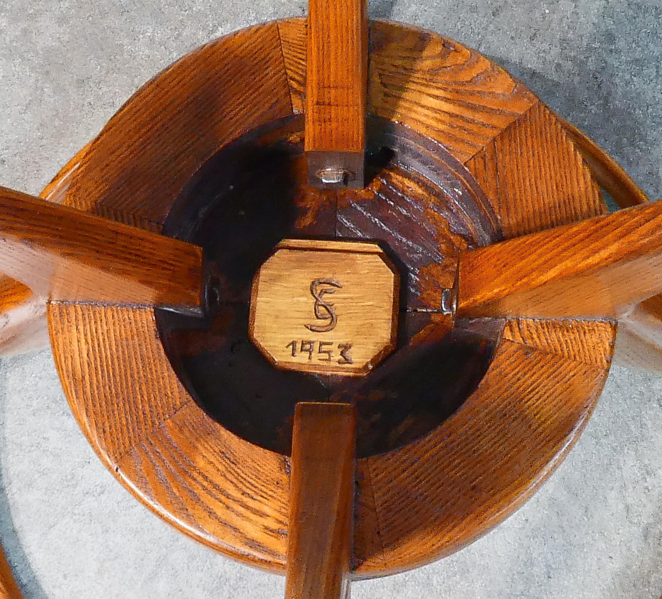 Mesa de centro de diseño italiano de los años 40 en madera y tapa de cristal circular en venta 2