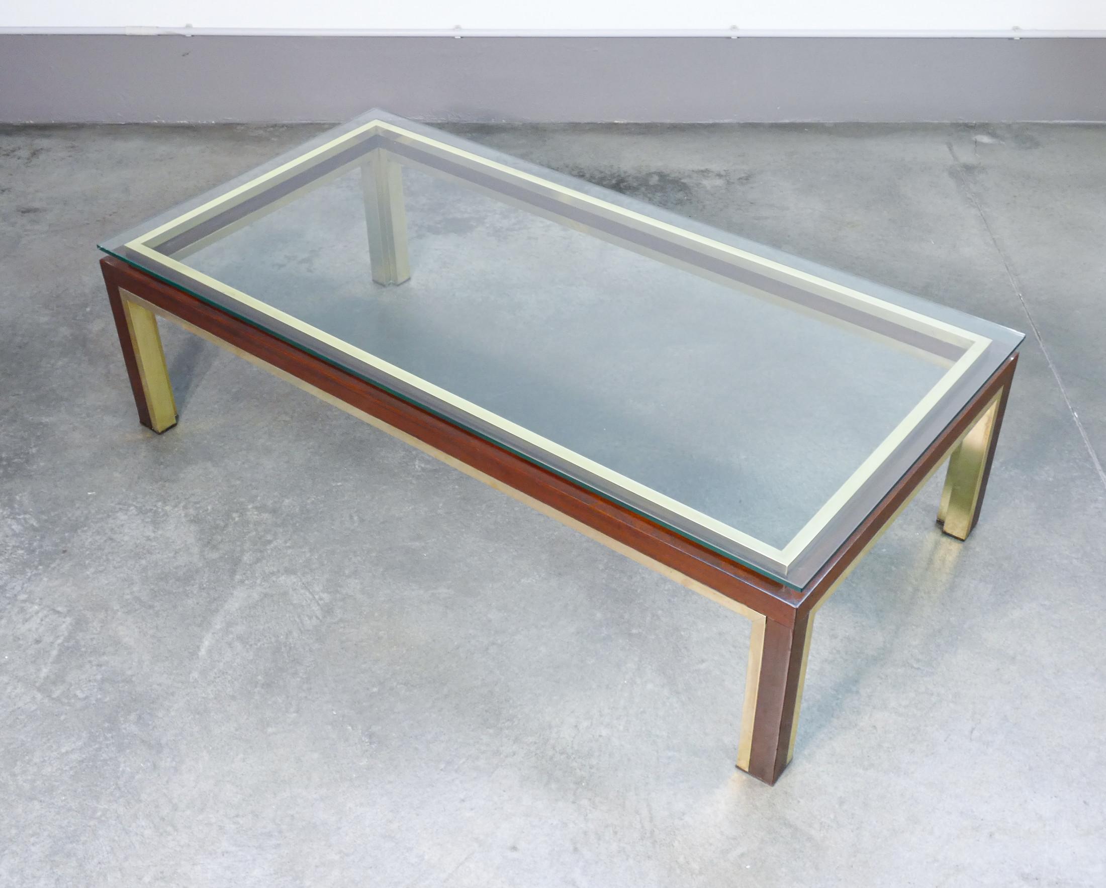 Laiton Table basse de design italien en bois, laiton et verre. Italie, années 50 en vente
