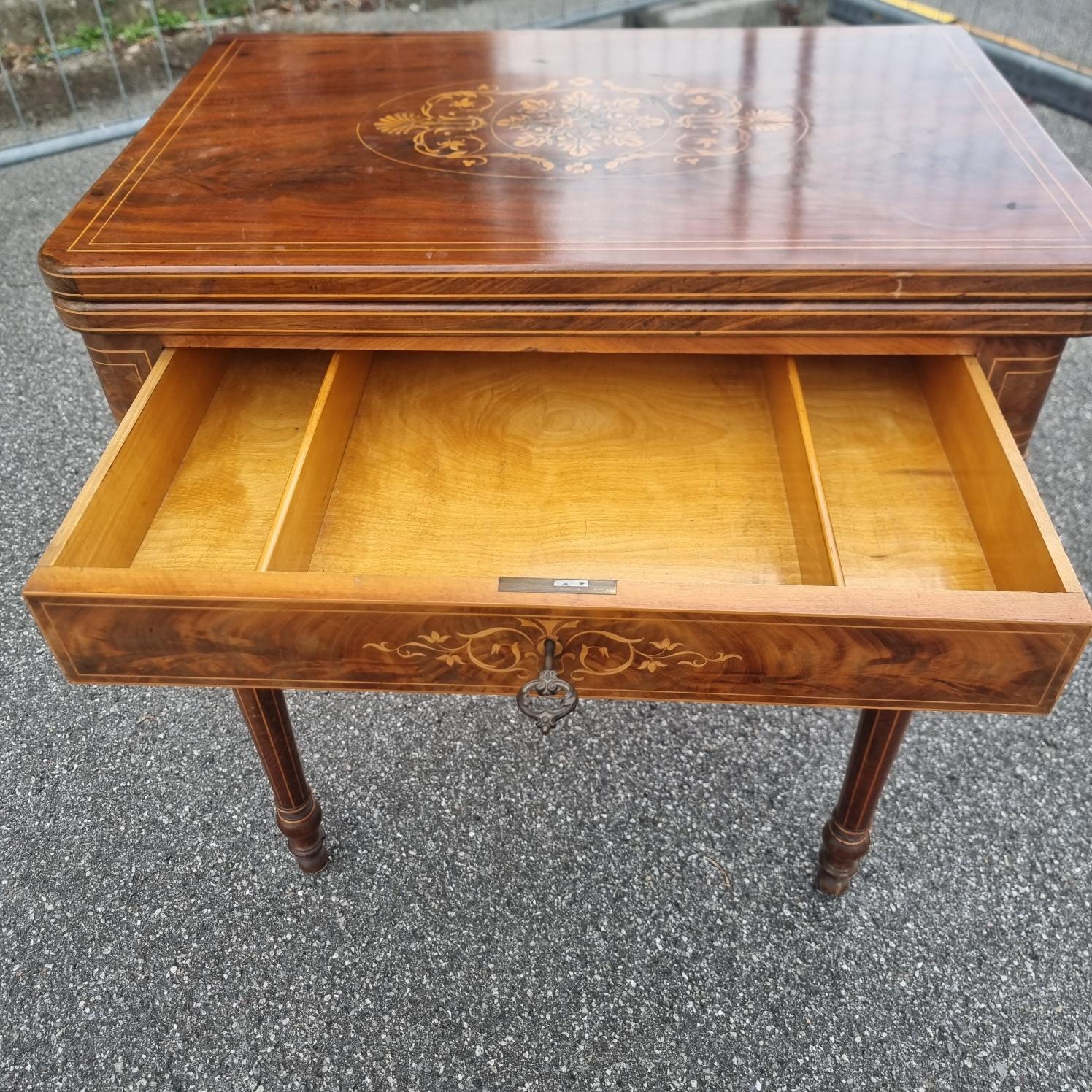 Carlo X 1820 Couchtisch aus Ahorn und Mahagoni mit Intarsien

Ein Meisterwerk der Eleganz und Tradition
Dieser prächtige Couchtisch von Charles X. aus dem Jahr 1820 ist aus feinem Ahorn und Mahagoni gefertigt und mit raffinierten Intarsien versehen,