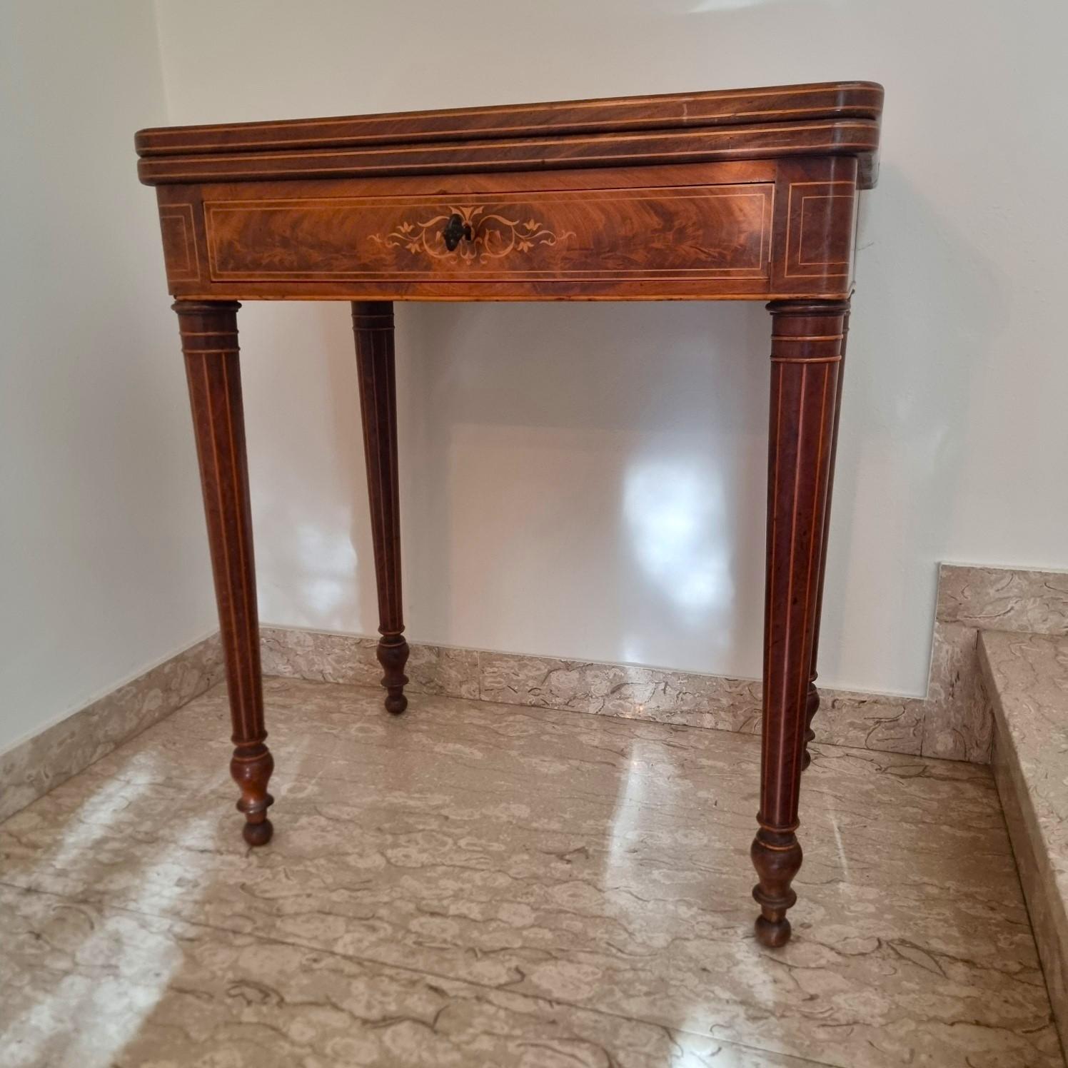 Carlo X 1820 Couchtisch aus Ahorn und Mahagoni mit Intarsien (Charles X.) im Angebot