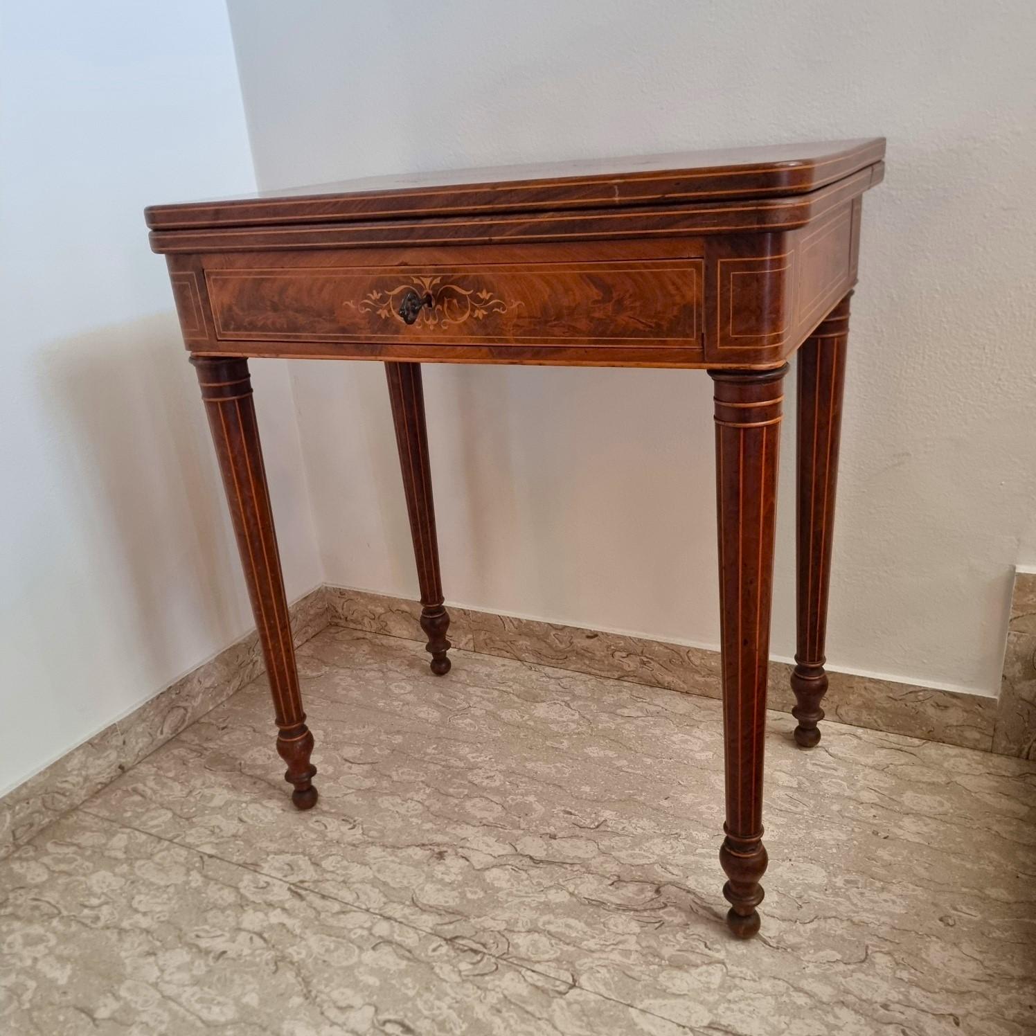 Carlo X 1820 Couchtisch aus Ahorn und Mahagoni mit Intarsien im Zustand „Gut“ im Angebot in Villa Verucchio, Emilia-Romagna