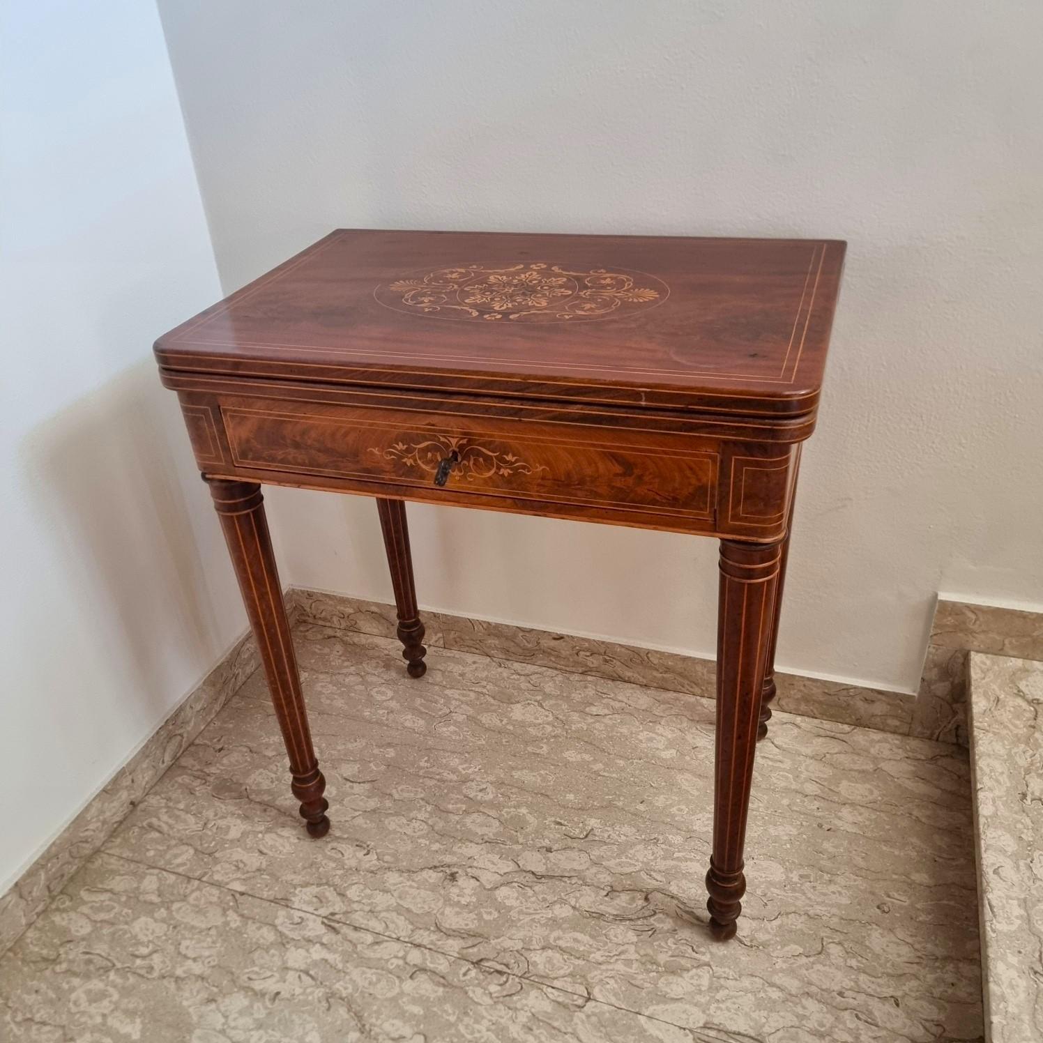 Carlo X 1820 Couchtisch aus Ahorn und Mahagoni mit Intarsien (19th Century) im Angebot