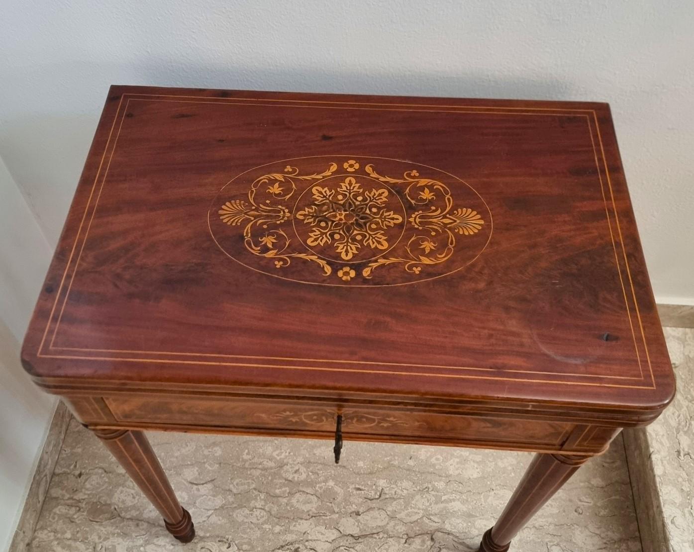 Carlo X 1820 Couchtisch aus Ahorn und Mahagoni mit Intarsien im Angebot 2