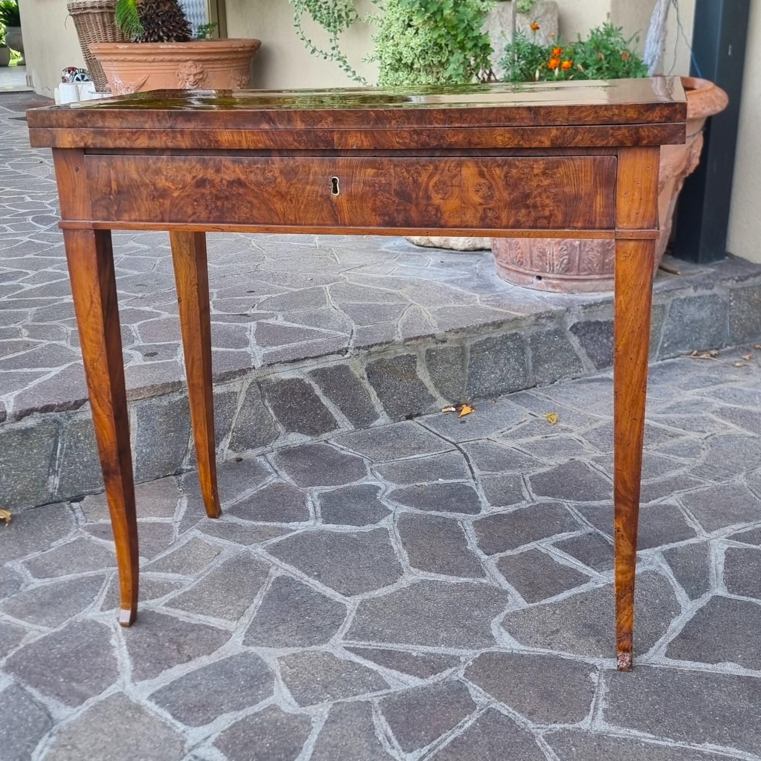 Direttorio 1800 Coffee Table in Walnut Burl: Timeless Elegance
A masterpiece of style and refinement

This beautiful 1800s Directoire-style game table, made of walnut burl, is a true example of classic taste and craftsmanship of the highest order.
