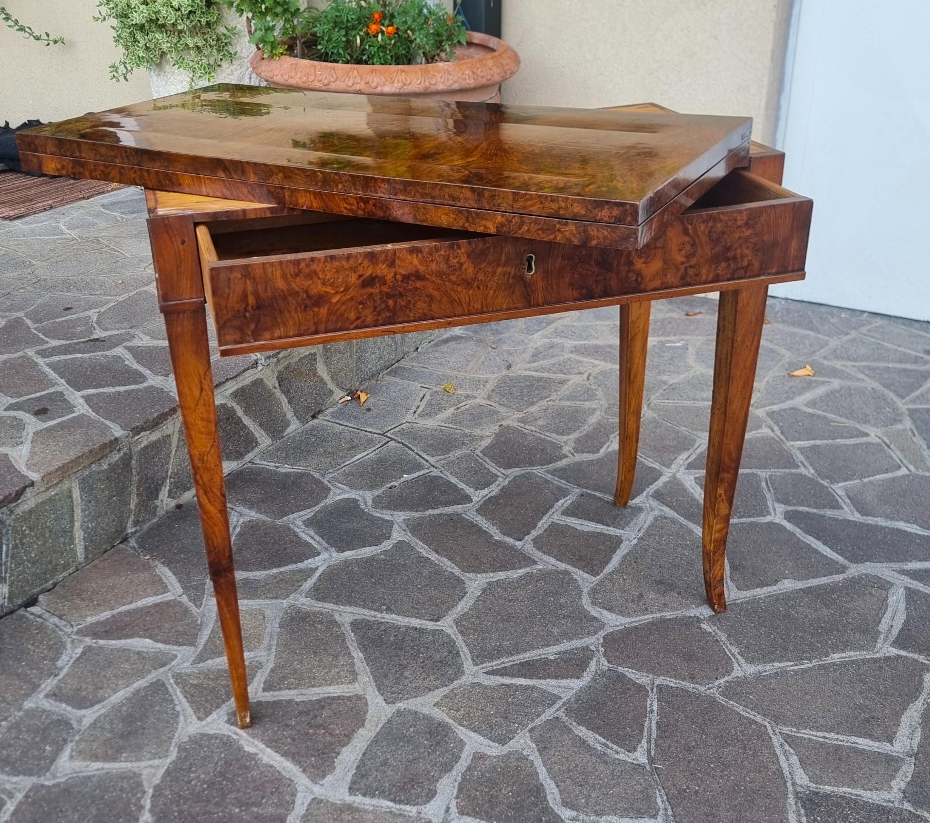 Direttorio 1800 Walnut Root Game Table In Excellent Condition For Sale In Villa Verucchio, Emilia-Romagna