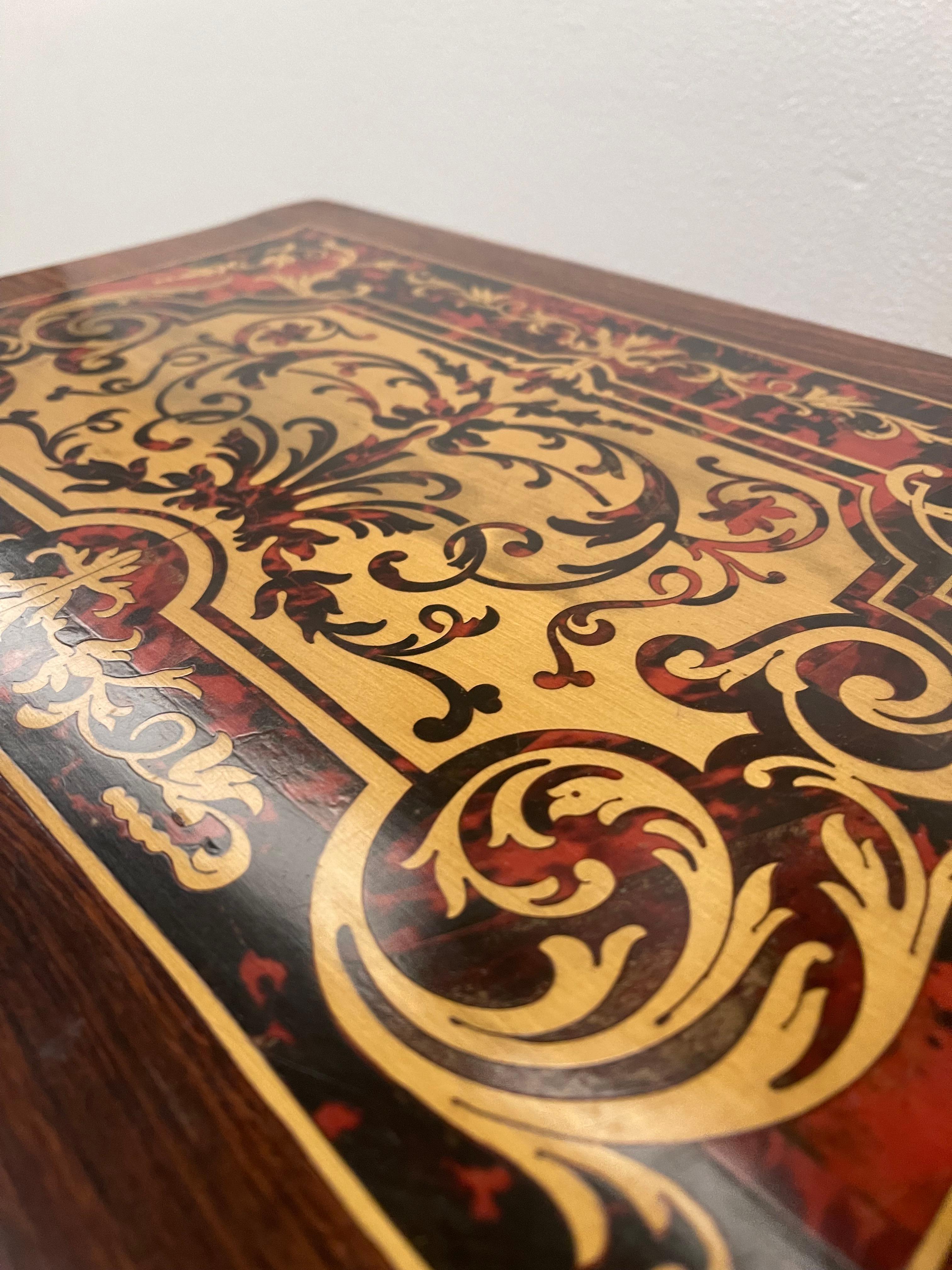 Louis XV work table panelled in rosewood and bois rose 
Private Collection Mice of Domenico di Rugiano